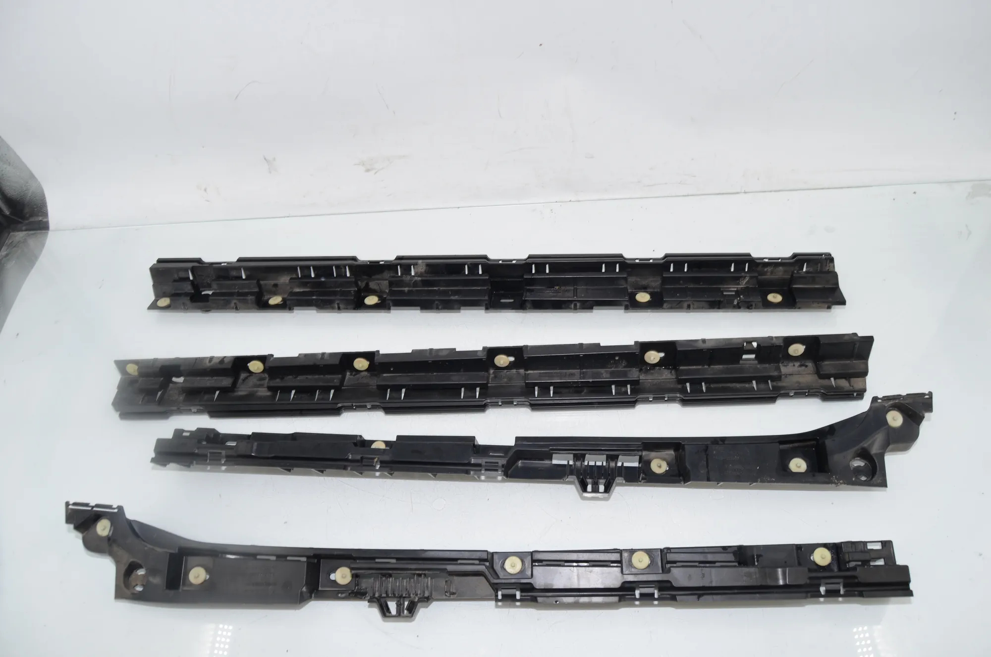 Sideskirt Bracket – OEM 7204022 · BMW 5 Touring (F11) 530 d xDrive 2011 – 2