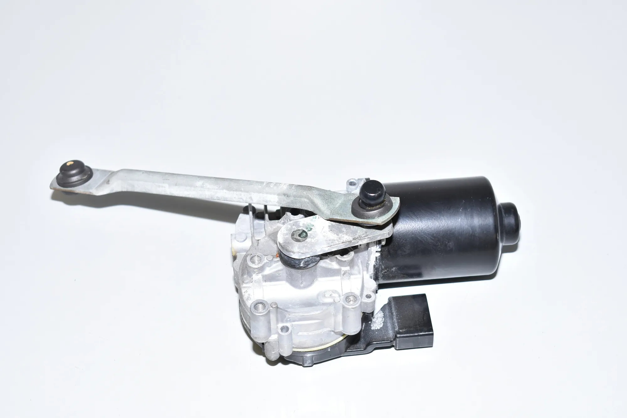 Front Windshield Wiper Mechanism Motor – OEM 9491439 · BMW 5 (G30) BMW 5 (G30) 530 e iPerformance 2018 – 2