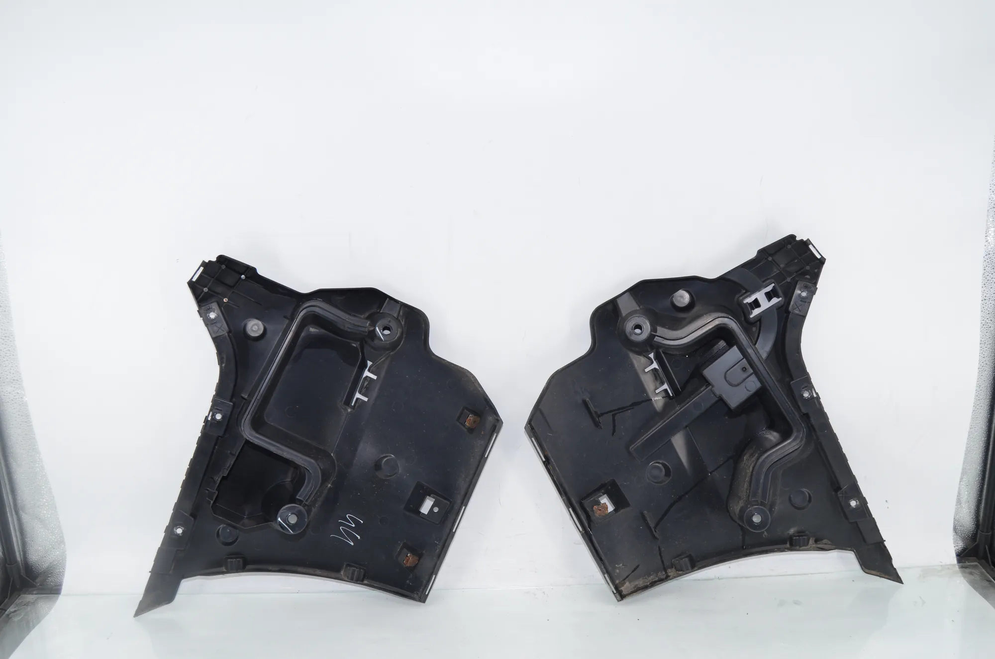 Rear Right Bumper Bracket – OEM 7207112 · BMW 5 Touring (F11) 530 d xDrive 2011 – 4