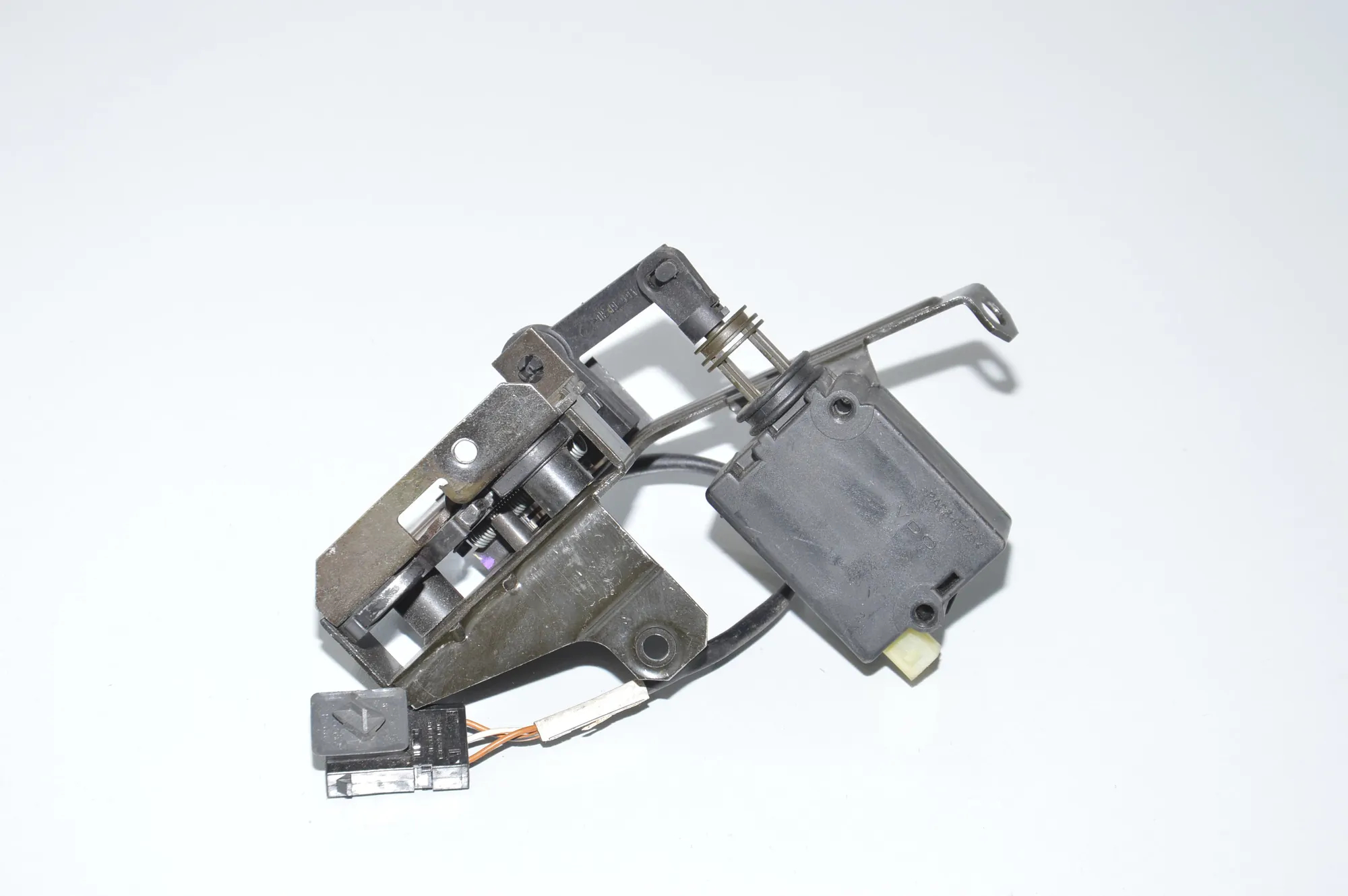 Tailgate Window Lock – OEM 8238469 · BMW 5 Touring (E39) BMW 5 Touring (E39) 520 d 2000 – 2