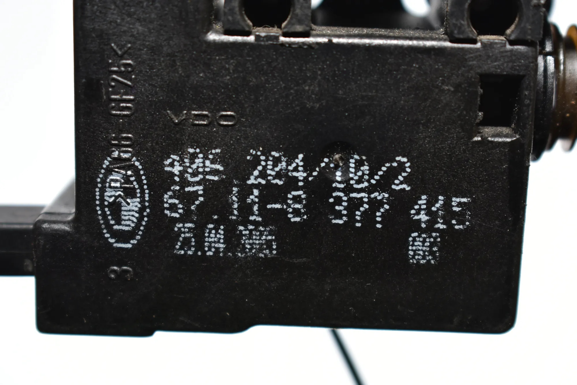 Fuel Tank Cover Lock – OEM 8377415 · BMW 5 (E60) BMW 5 (E60) 530 d 2008 – 4