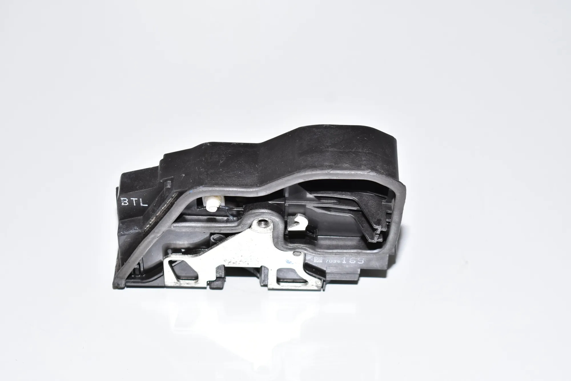 Front Left Door Lock – OEM 7036169 · BMW 5 Touring (E61) BMW 5 Touring (E61) 530 d 2007 – 2