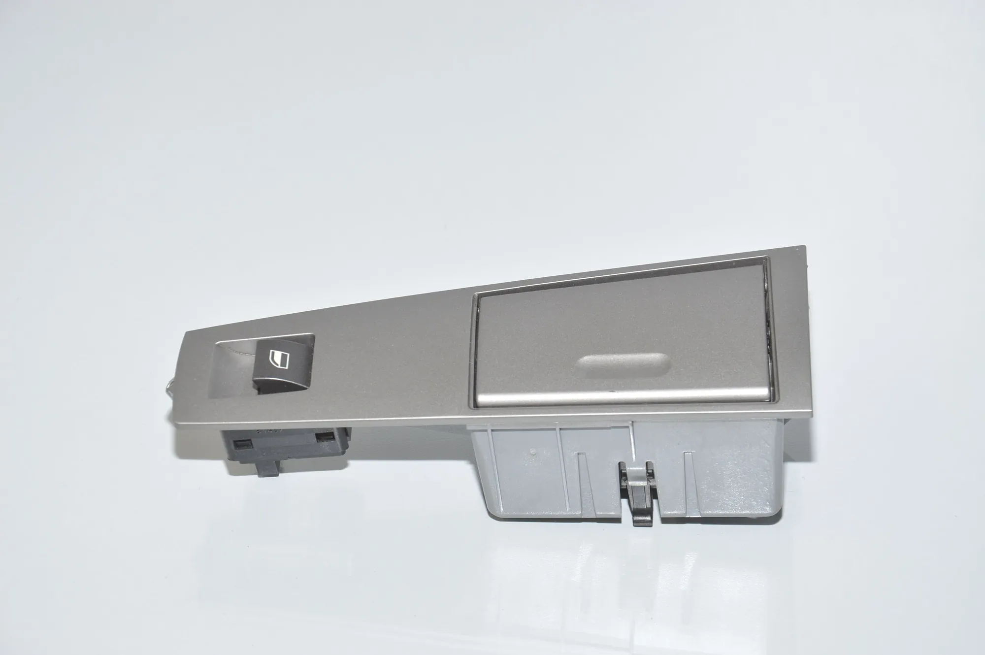Ashtray – OEM 7024490 · BMW 7 (E65, E66, E67) BMW 7 (E65, E66, E67) 730 d 2002