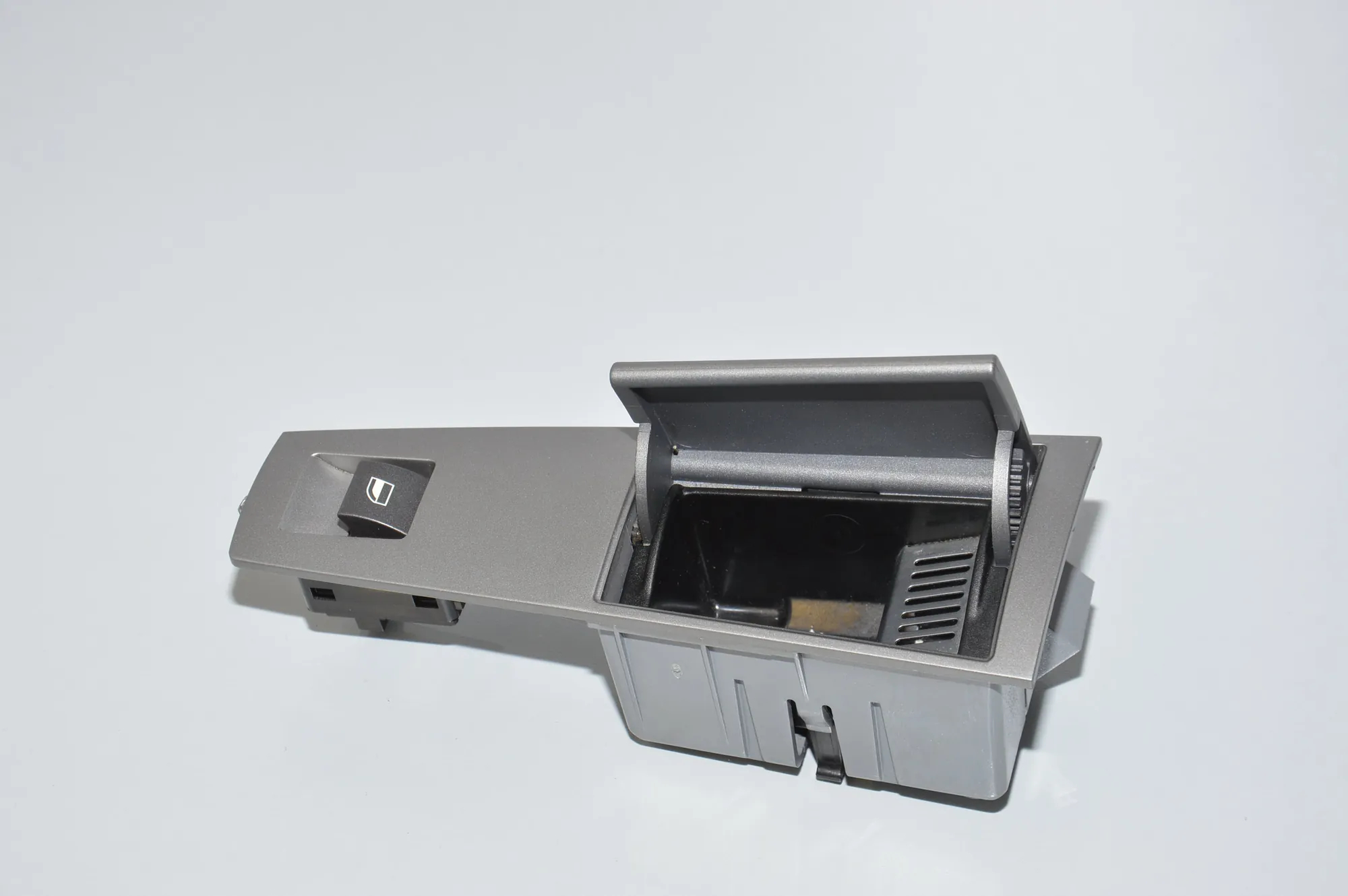 Ashtray – OEM 7024490 · BMW 7 (E65, E66, E67) BMW 7 (E65, E66, E67) 730 d 2002 – 3