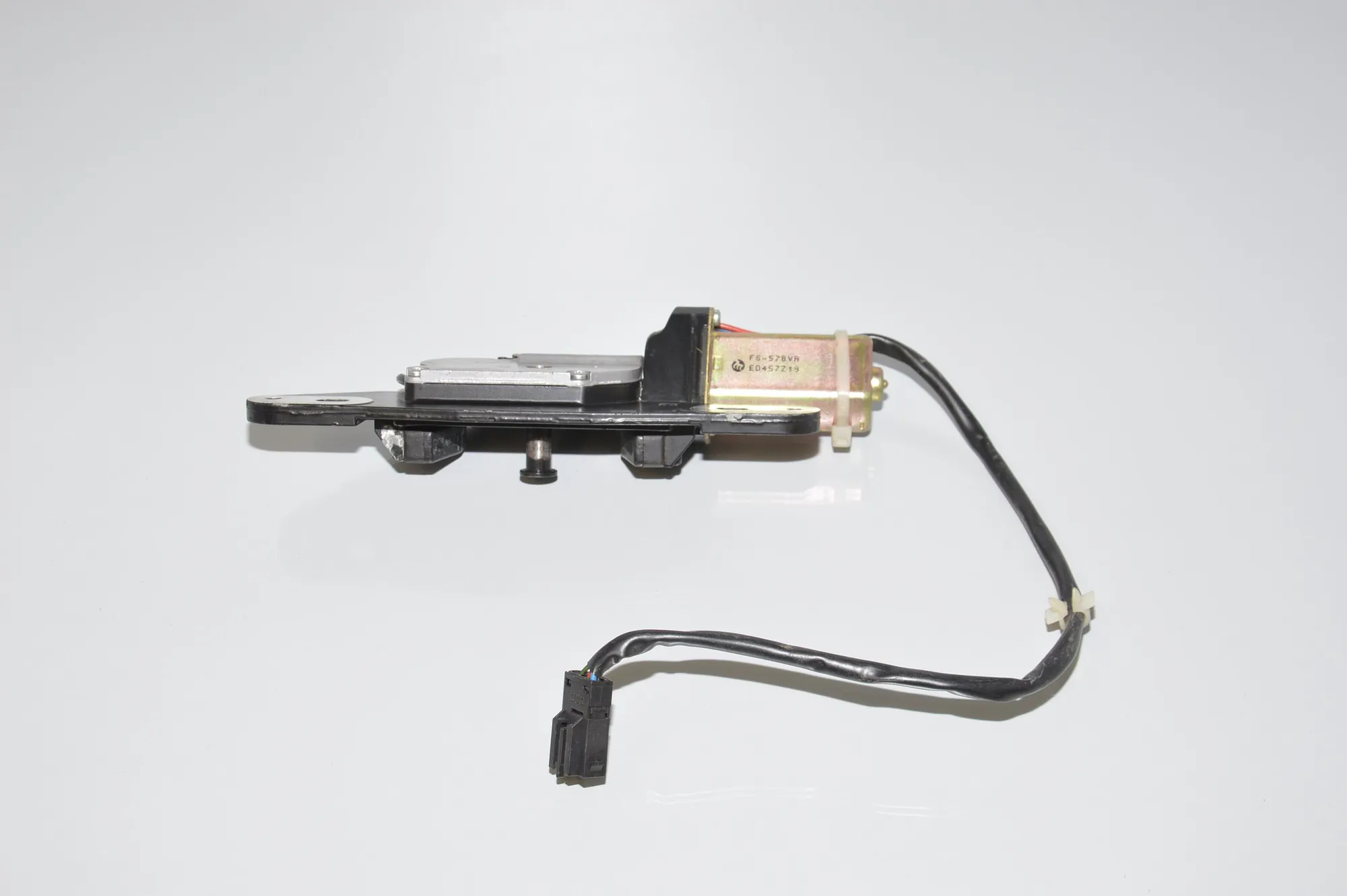 Tailgate Boot Soft Close Motor – OEM 8362371 · BMW 5 Touring (E39) BMW 5 Touring (E39) 520 d 2000 – 2