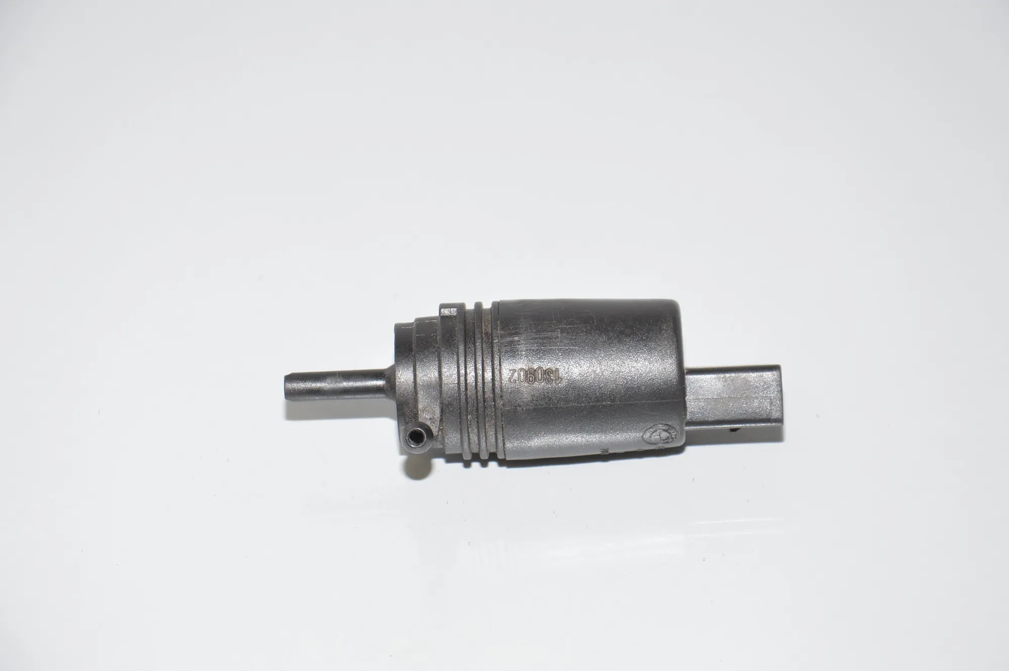 Washer Tank Motor – OEM 8377612 · BMW Z8 Roadster (E52) BMW Z8 Roadster (E52) 4.9 2000 – 3