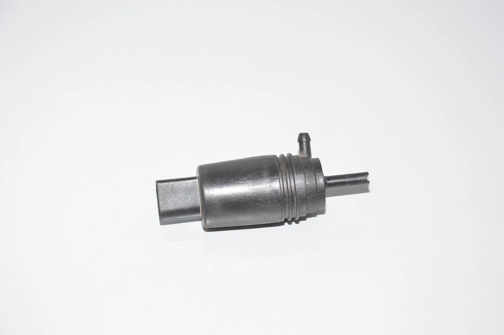 Washer Tank Motor – OEM 8377612 · BMW Z8 Roadster (E52) BMW Z8 Roadster (E52) 4.9 2000