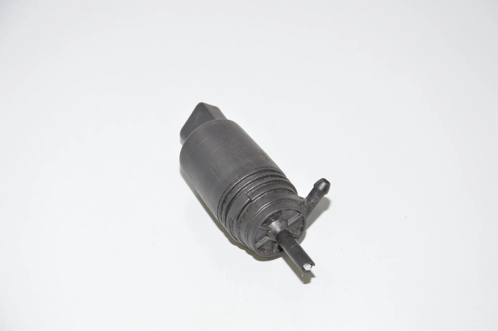Washer Tank Motor – OEM 8377612 · BMW Z8 Roadster (E52) BMW Z8 Roadster (E52) 4.9 2000 – 2