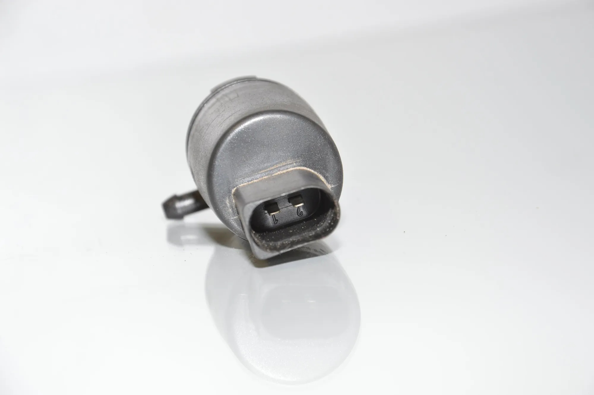 Washer Tank Motor – OEM 8377612 · BMW Z8 Roadster (E52) BMW Z8 Roadster (E52) 4.9 2000 – 4