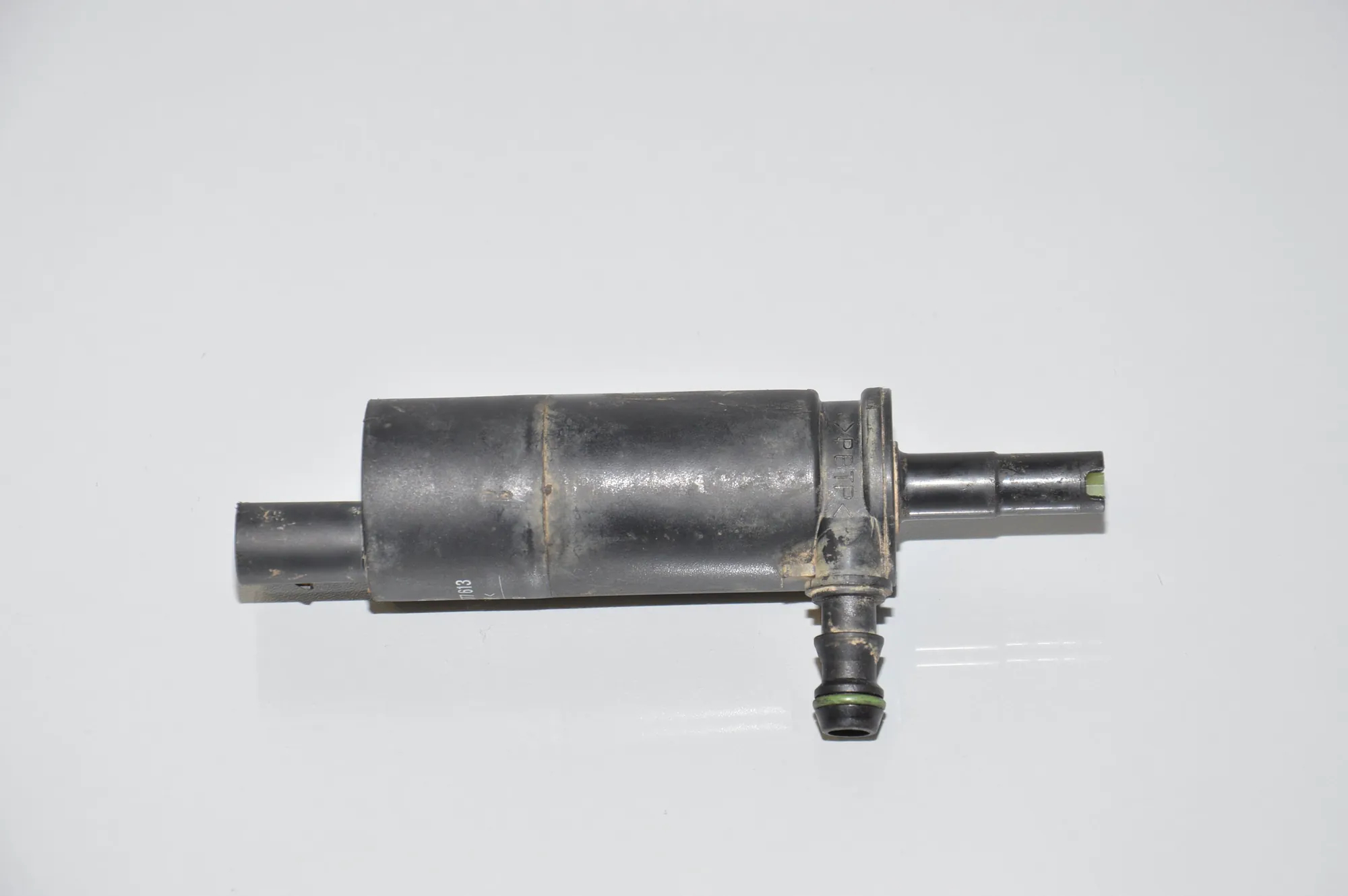 Washer Tank Motor – OEM 8377613 · BMW 5 (E39) BMW 5 (E39) 520 d 2000
