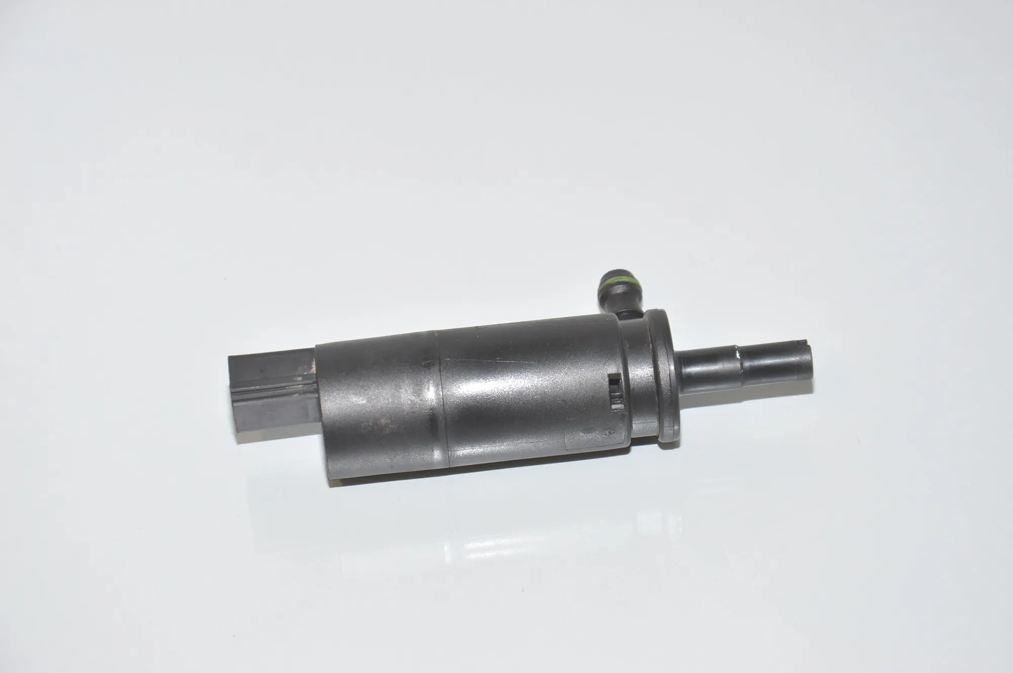 Washer Tank Motor – OEM 8377613 · BMW 5 (E39) BMW 5 (E39) 520 d 2000 – 3