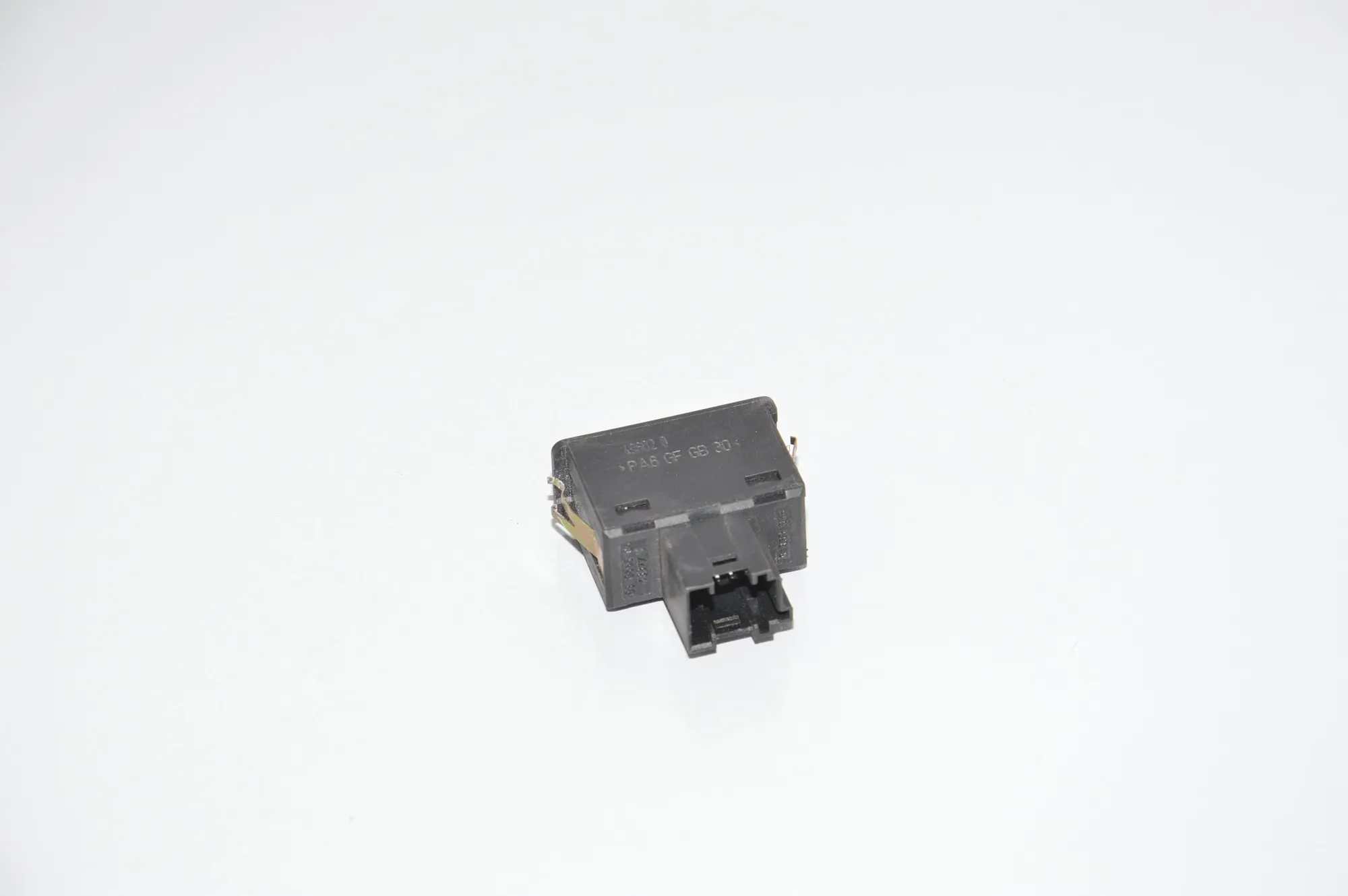 USB/AUX-In Socket Port – OEM 8368346 · BMW 5 (E60) BMW 5 (E60) 520 d 2005 – 3