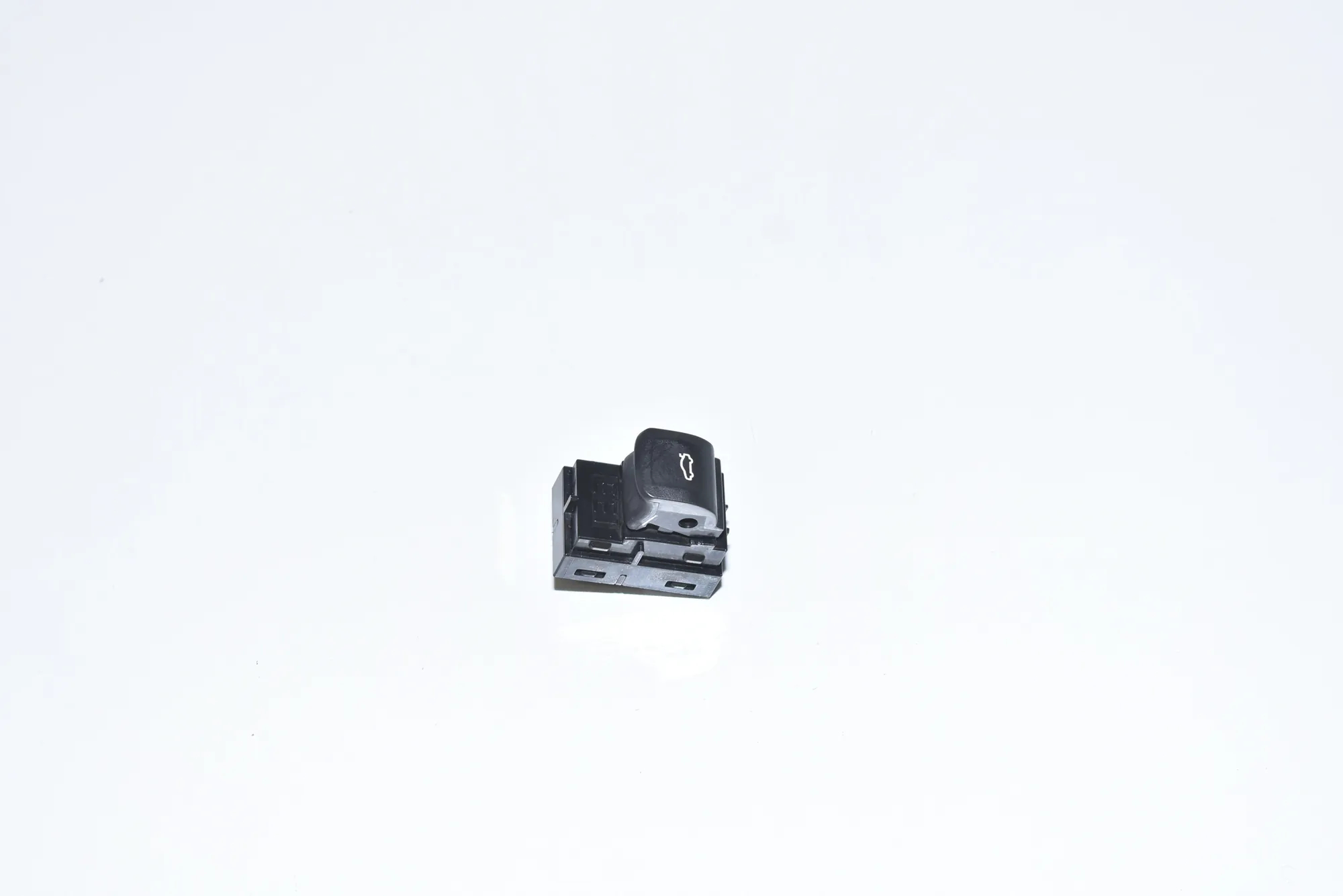 Tailgate Open Switch – OEM 9327029 · BMW F90 (2017 - -) (G30, F90) M5 2019