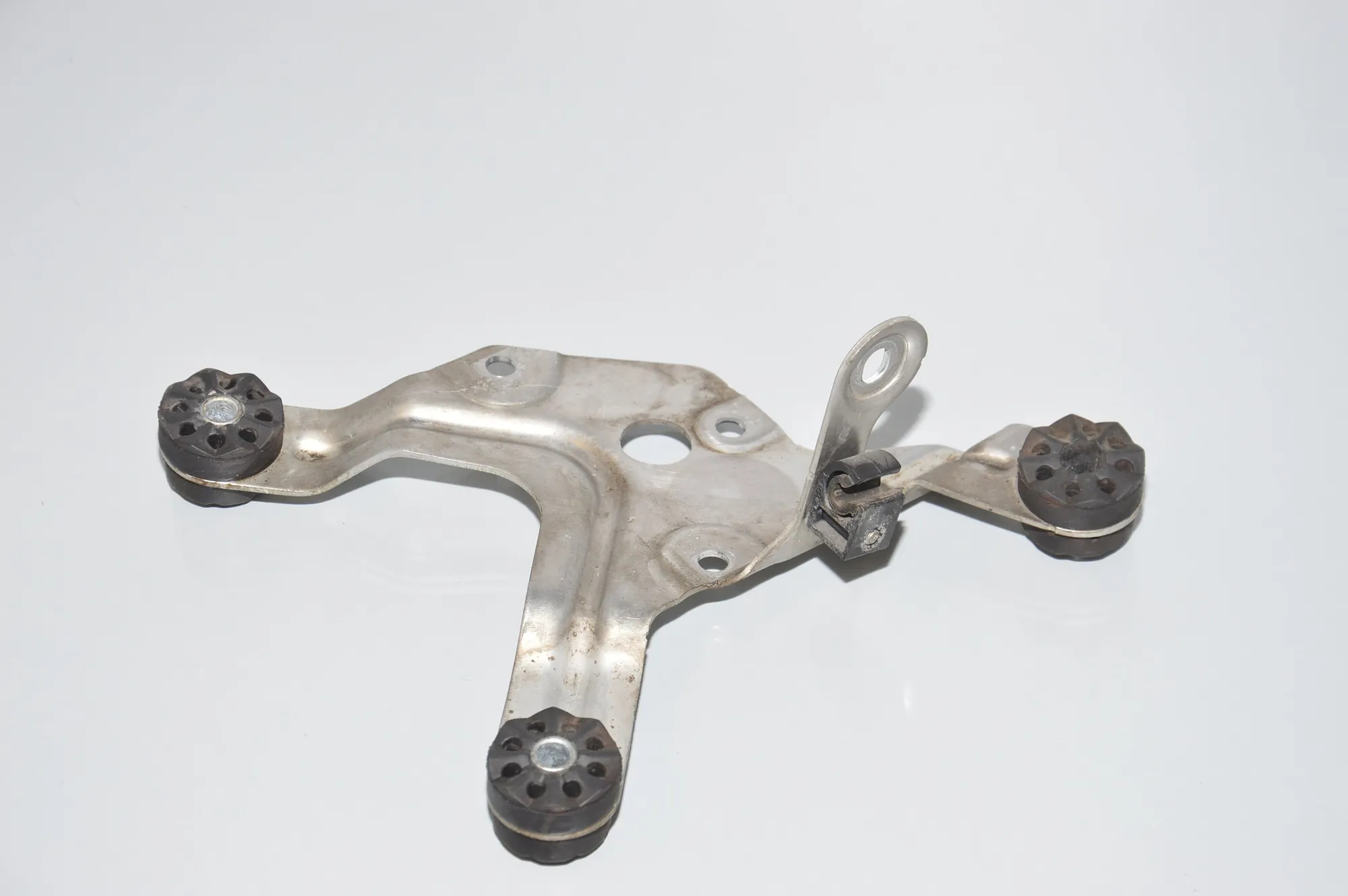 ABS Pump Holder – OEM 2284457 · BMW 5 (F10) M5 2012 – 2