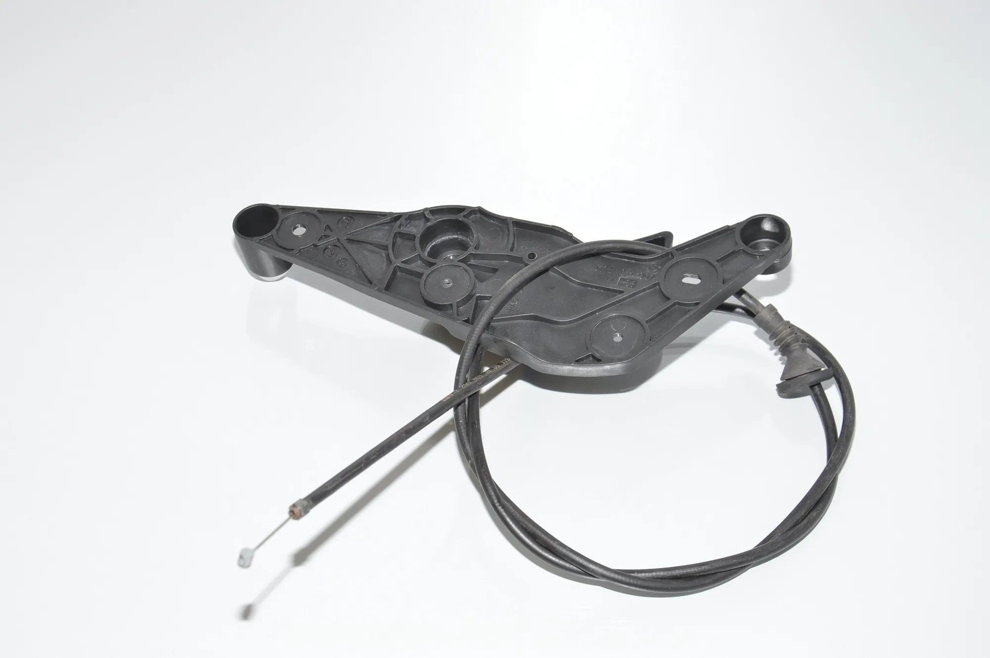 Bonnet Release Handle – OEM 9114002 · BMW 5 (F10) M5 2012 – 4