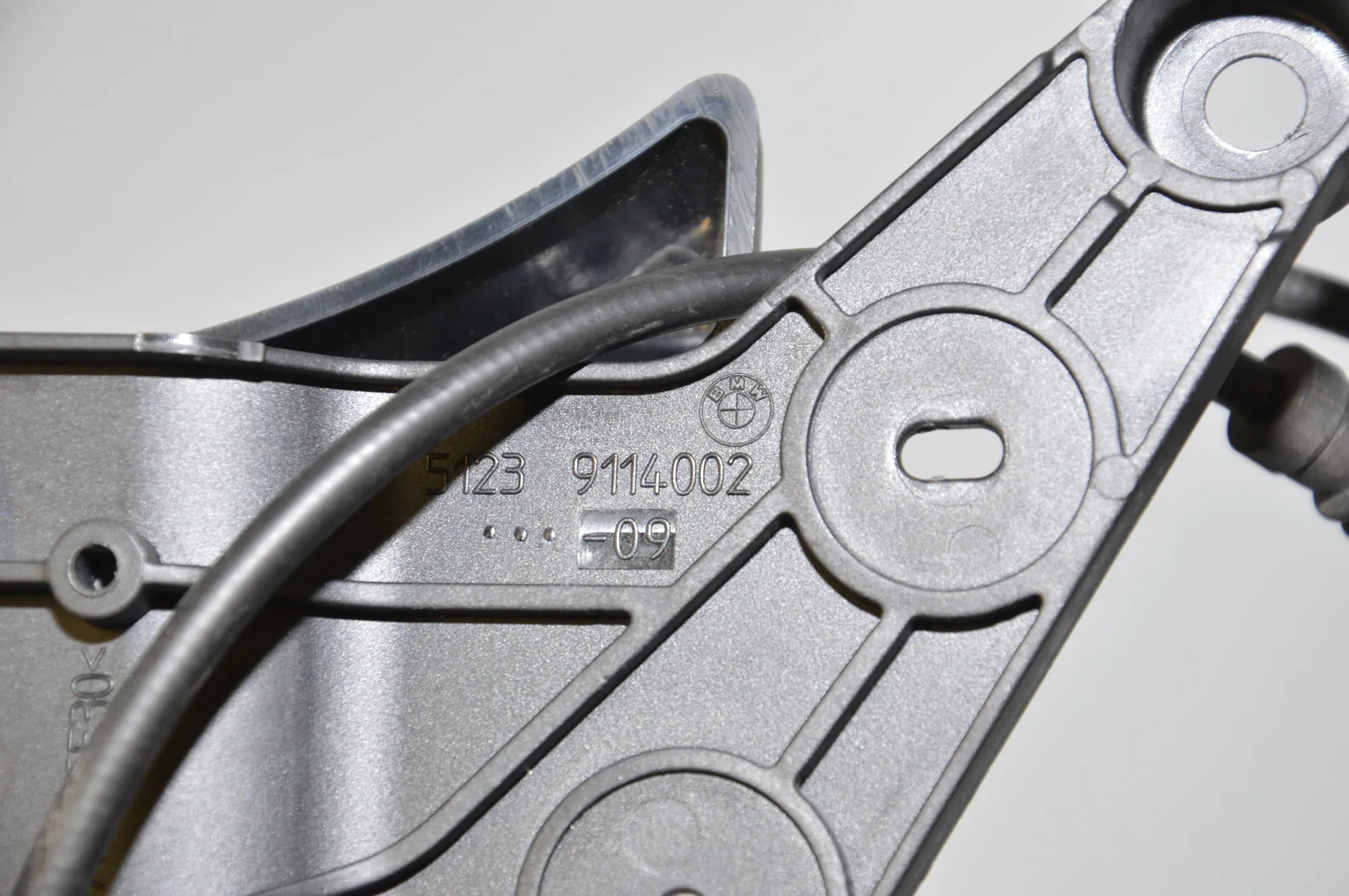 Bonnet Release Handle – OEM 9114002 · BMW 5 (F10) M5 2012 – 7