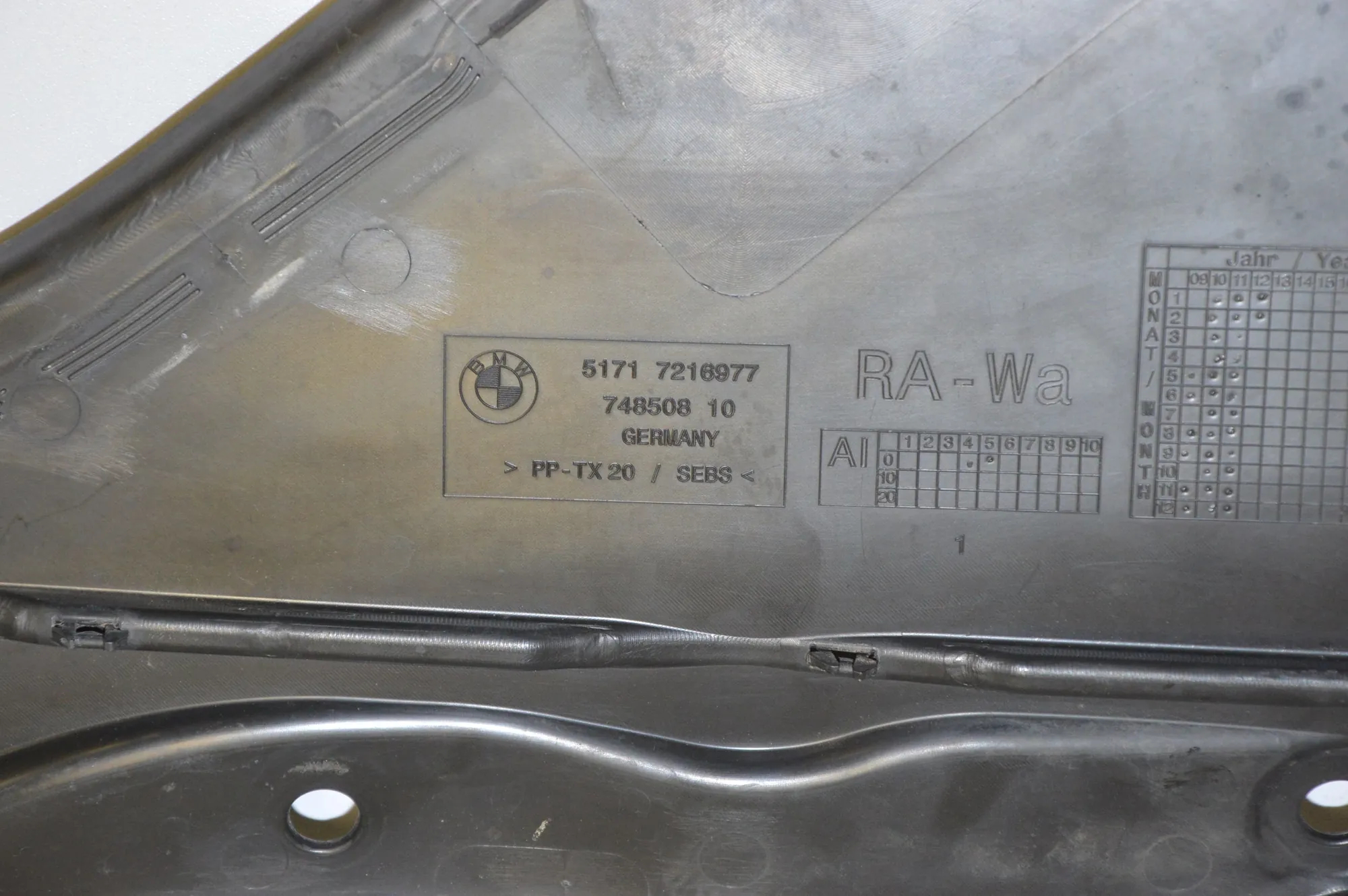 Front Wiper Cowl Trim – OEM 7216977 · BMW 5 (F10) M5 2012 – 5