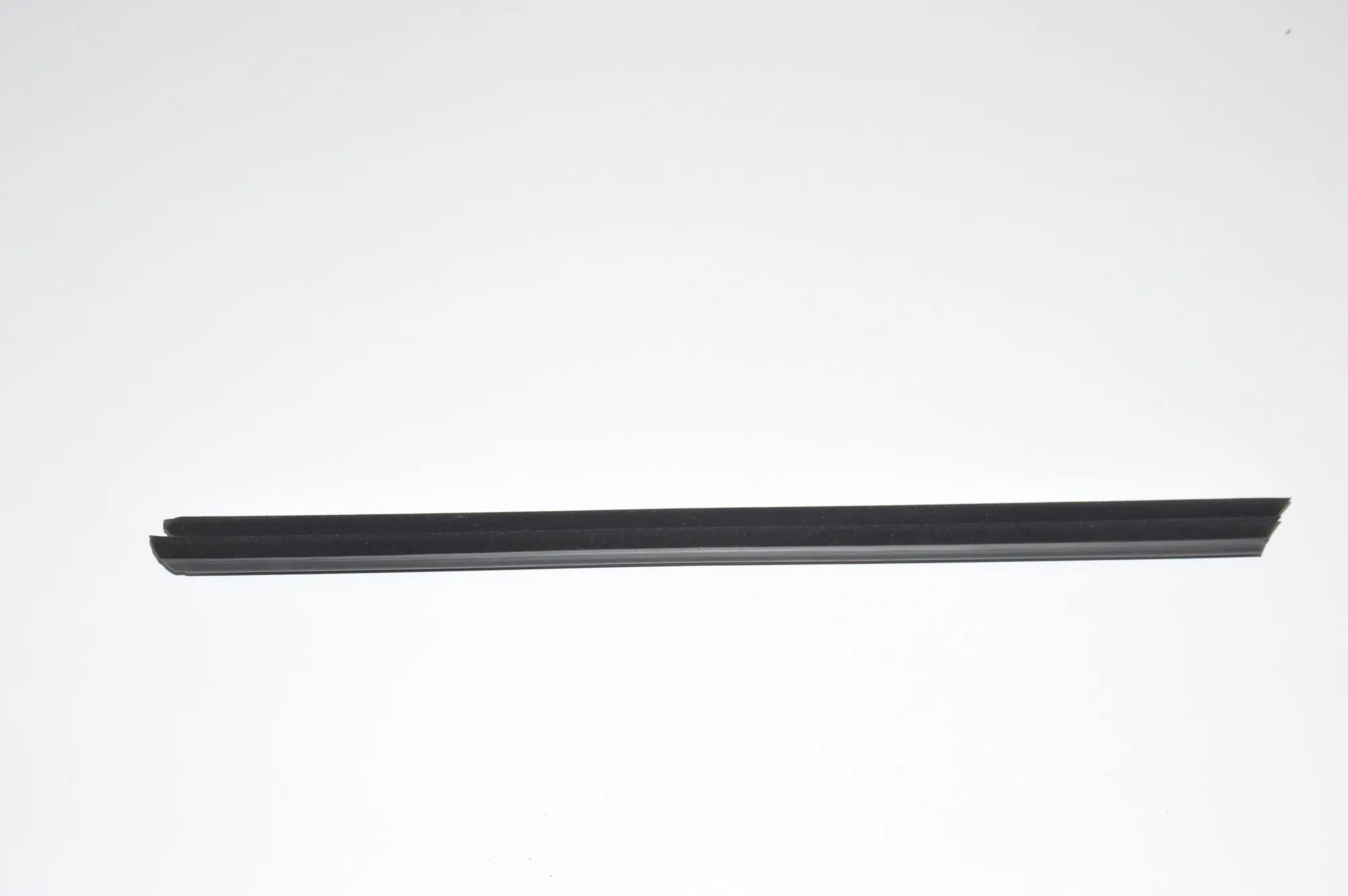 Front Left Door Window Strip – OEM 7182277 · BMW 5 (F10) M5 2012