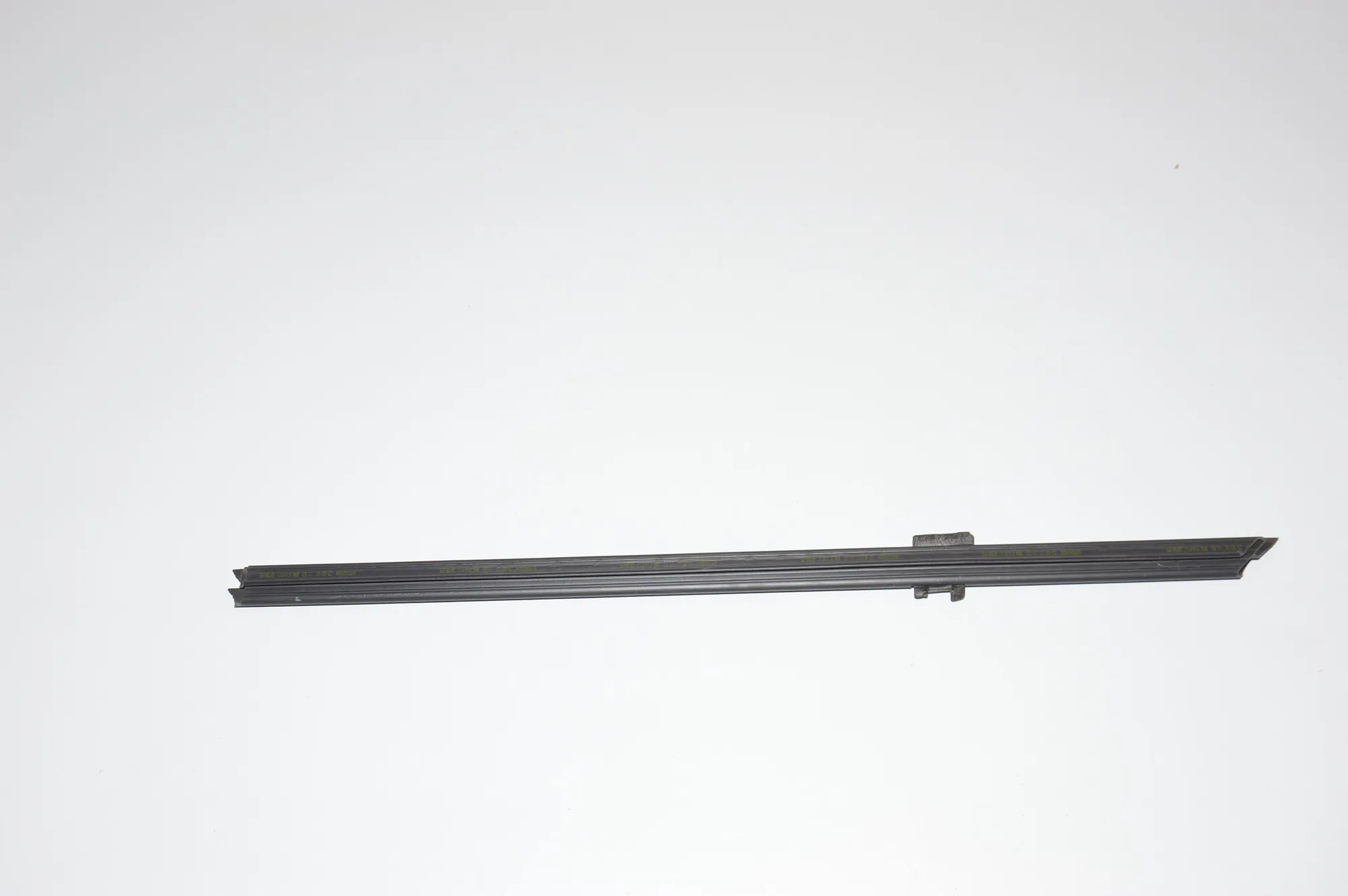 Rear Right Door Window Strip – OEM 7182290 · BMW 5 (F10) M5 2012 – 2