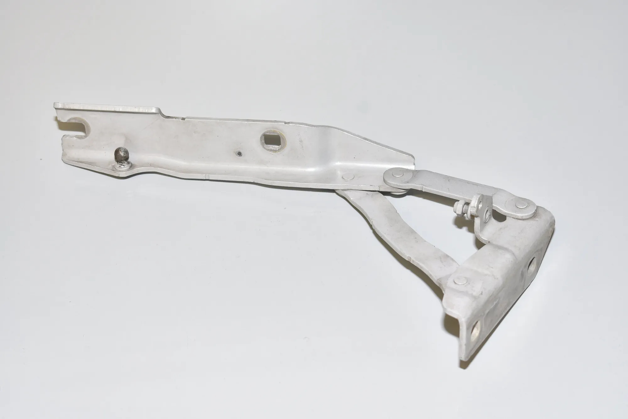 Front Right Bonnet Hinge – OEM 7008728 · BMW 5 (E60) BMW 5 (E60) 520 d 2009 – 2