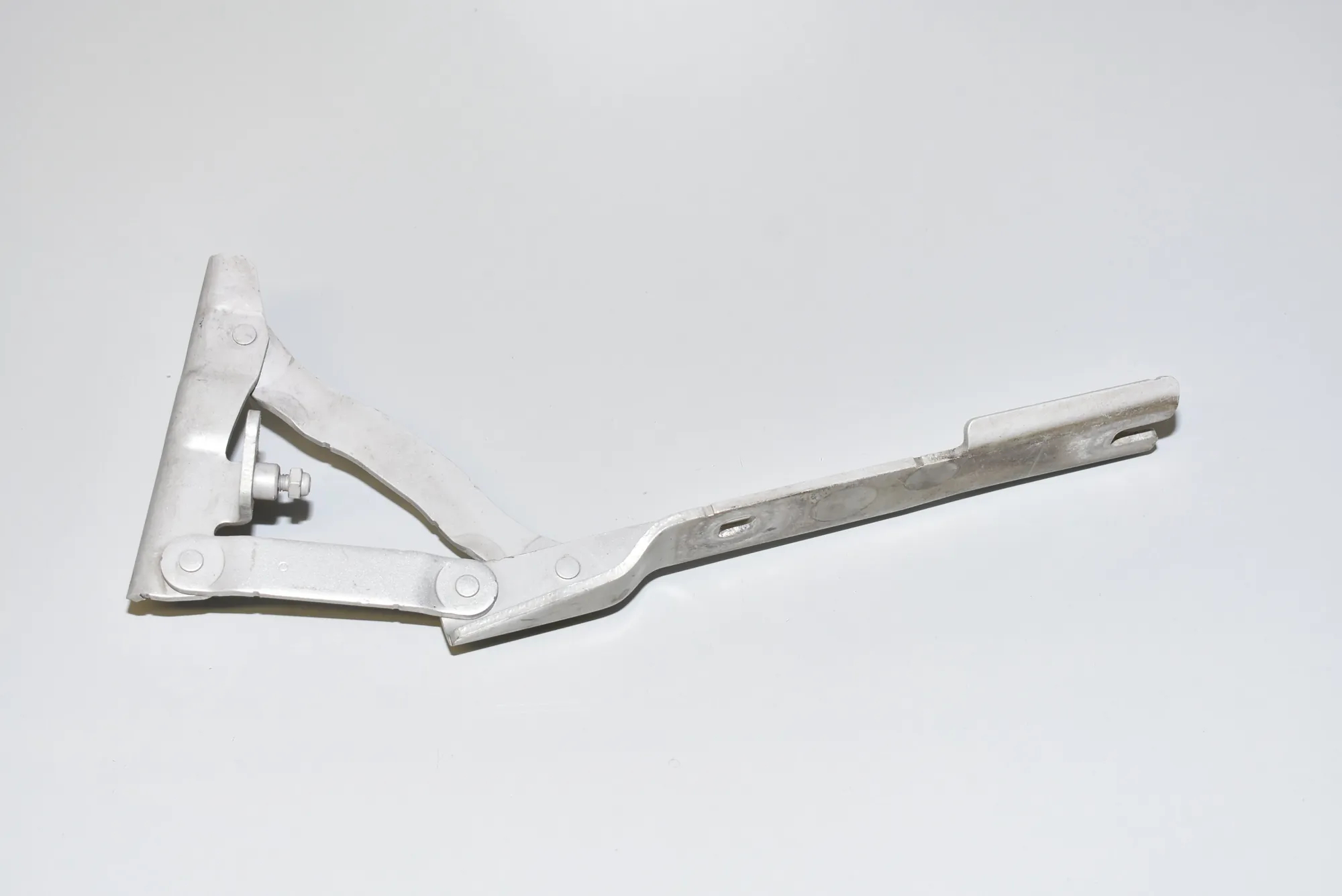 Front Right Bonnet Hinge – OEM 7008728 · BMW 5 (E60) BMW 5 (E60) 520 d 2009