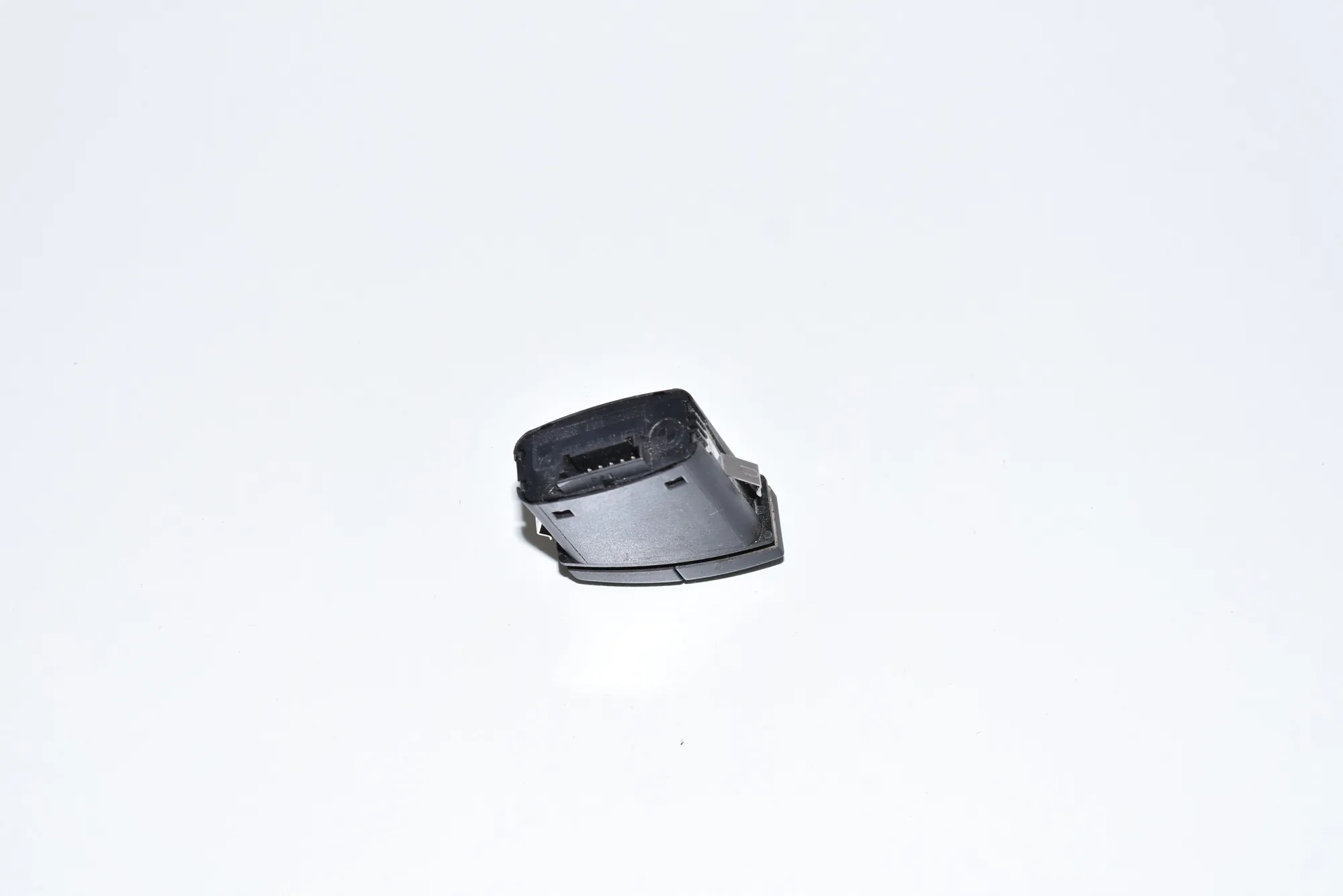 Hazard Button – OEM 6919506 · BMW 5 (E60) BMW 5 (E60) 520 d 2009 – 3