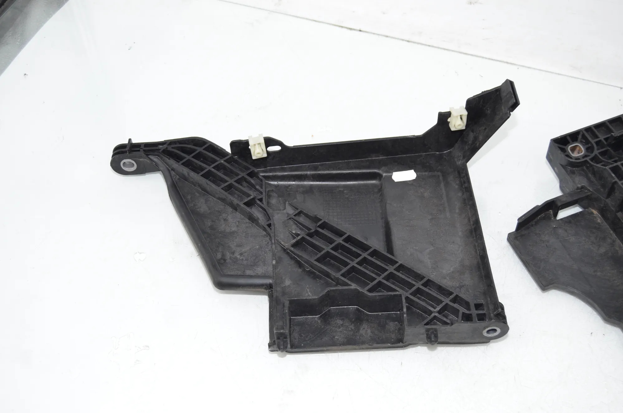 Battery Holder – OEM 9387574 · BMW 2 Gran Tourer (F46) 216 i 2018 – 2
