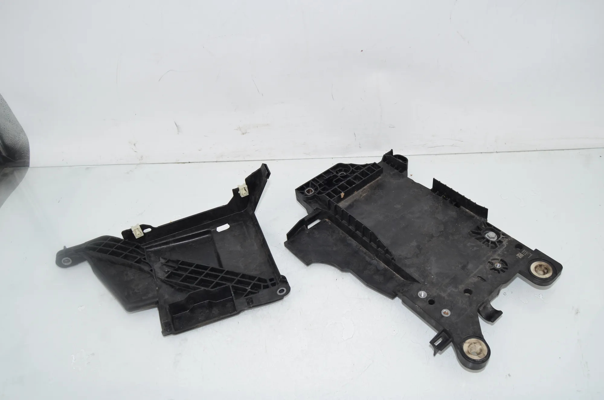 Battery Holder – OEM 9387574 · BMW 2 Gran Tourer (F46) 216 i 2018