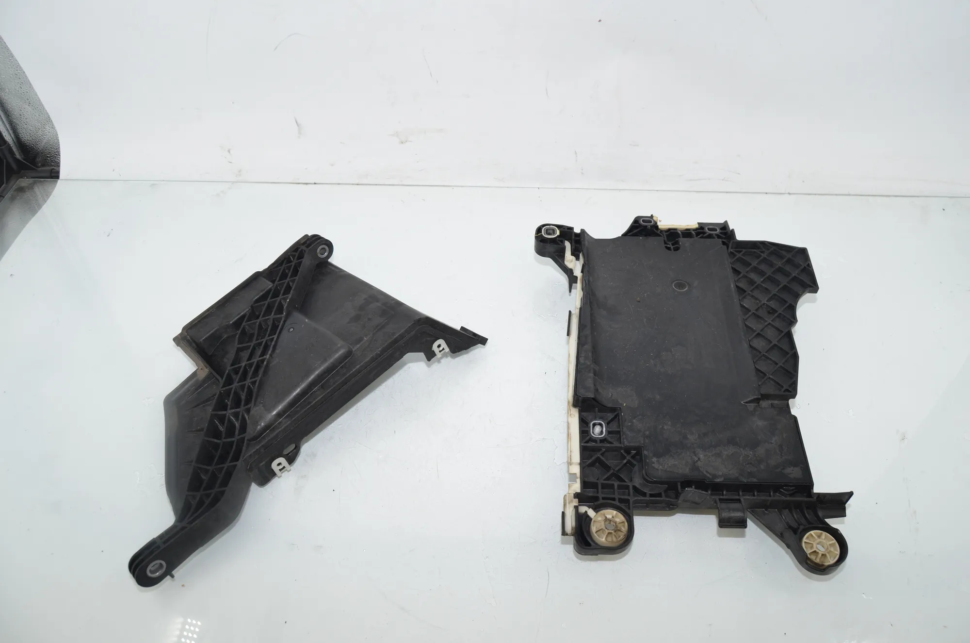 Battery Holder – OEM 9387574 · BMW 2 Gran Tourer (F46) 216 i 2018 – 4