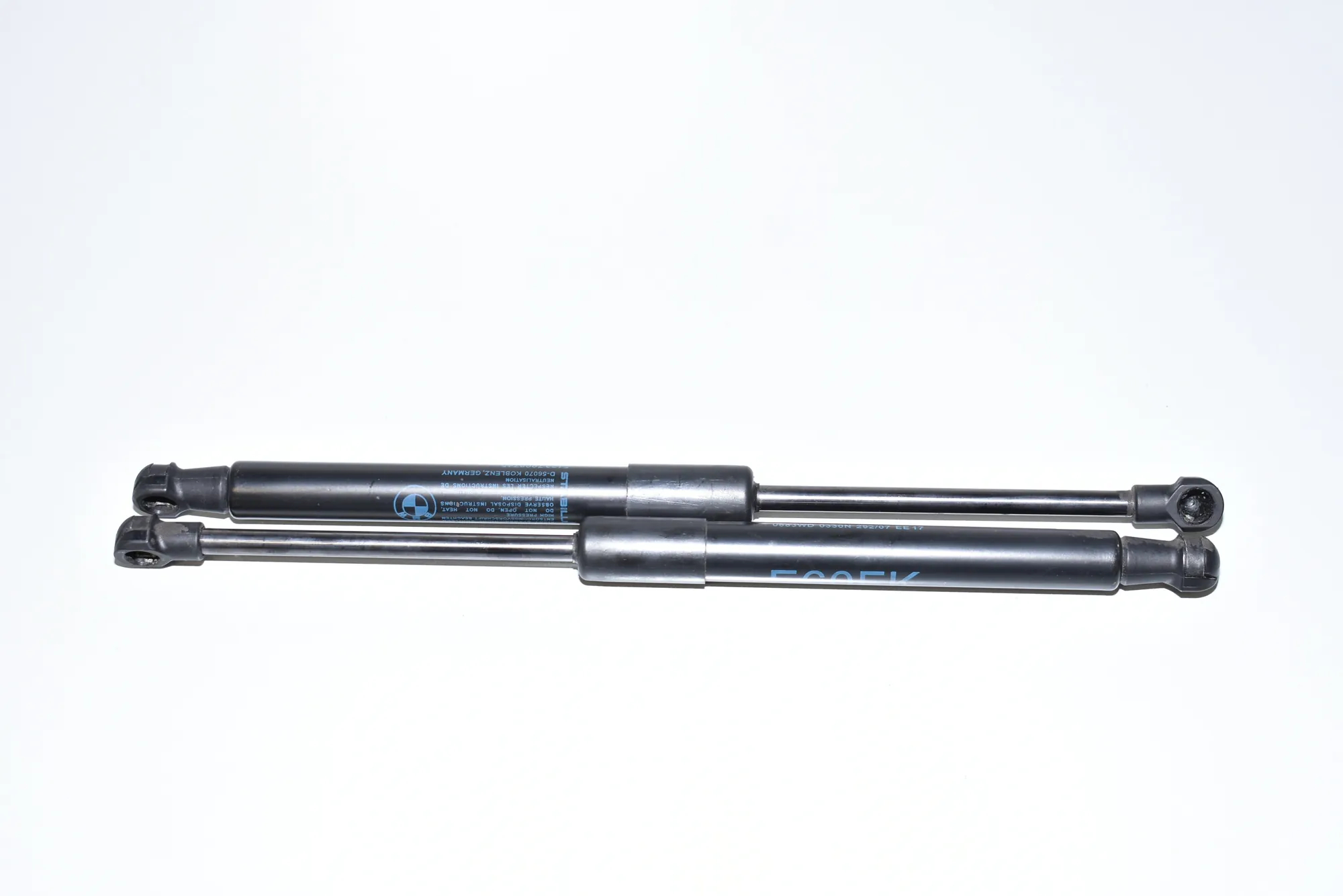 Front Right Bonnet Strut – OEM 7008745 · BMW 5 (E60) BMW 5 (E60) 530 d 2006 – 2