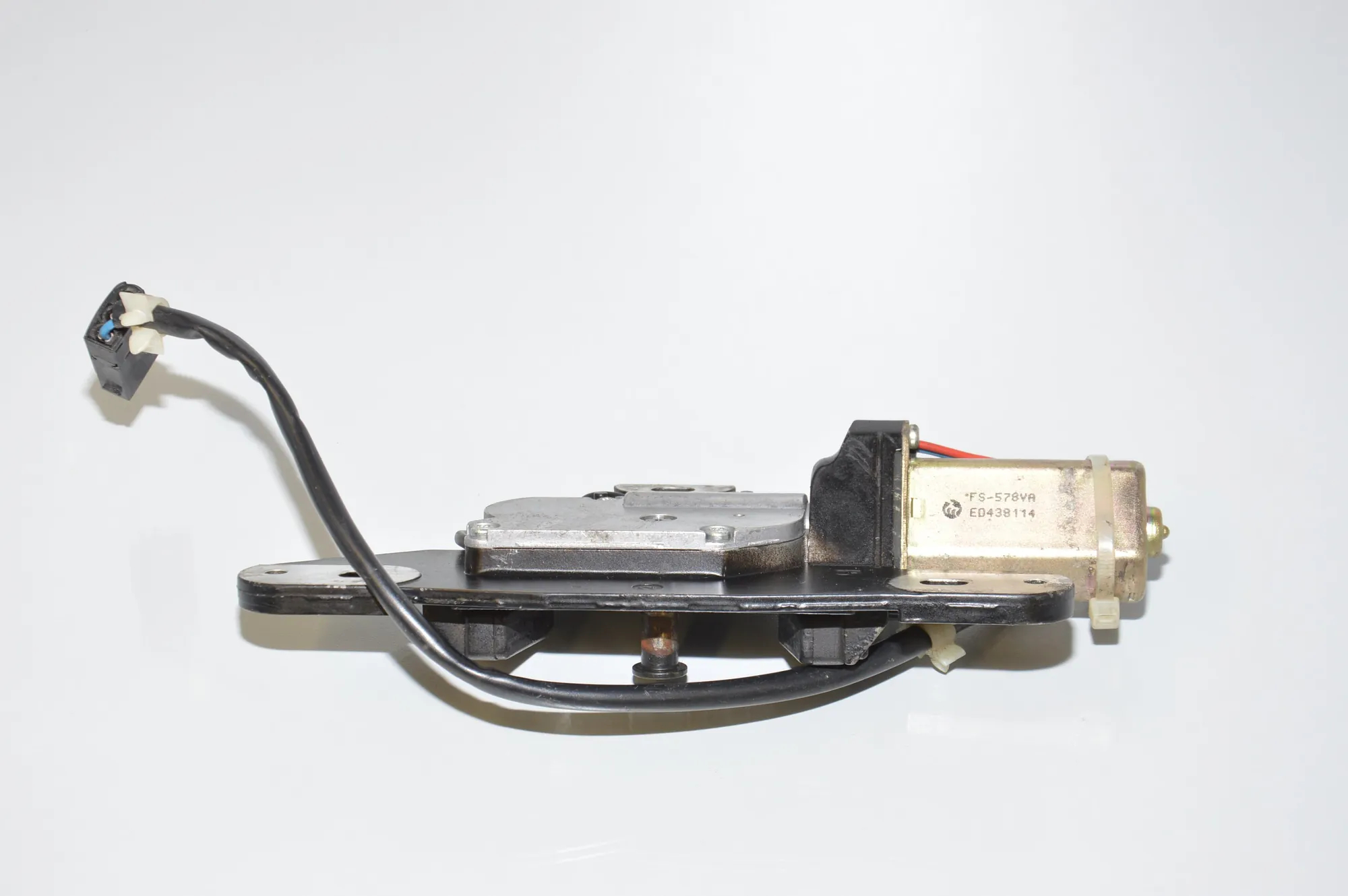 Tailgate Boot Soft Close Motor – OEM 8362371 · BMW 5 Touring (E39) BMW 5 Touring (E39) 520 d 2000 – 2
