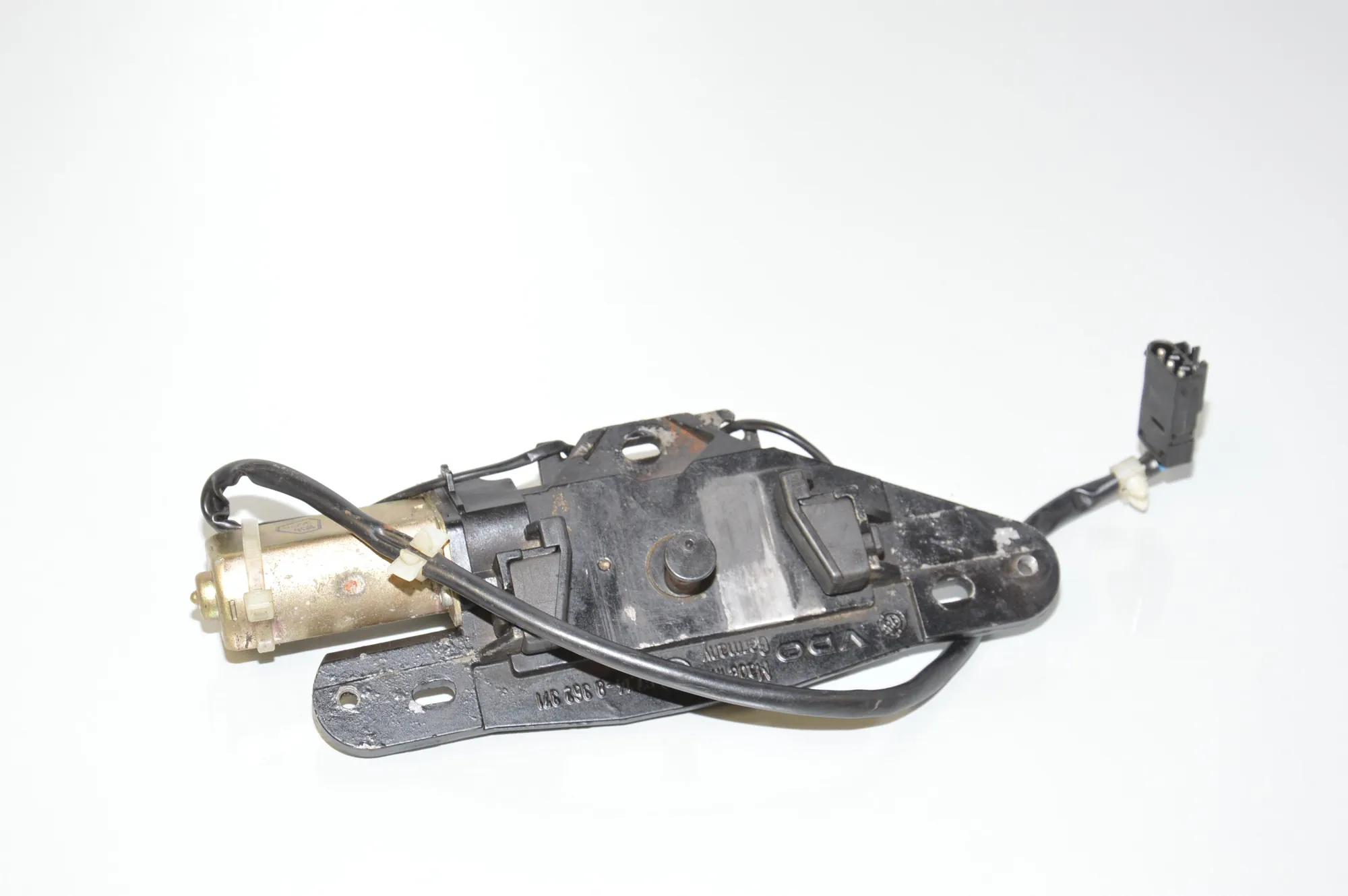 Tailgate Boot Soft Close Motor – OEM 8362371 · BMW 5 Touring (E39) BMW 5 Touring (E39) 520 d 2000 – 4
