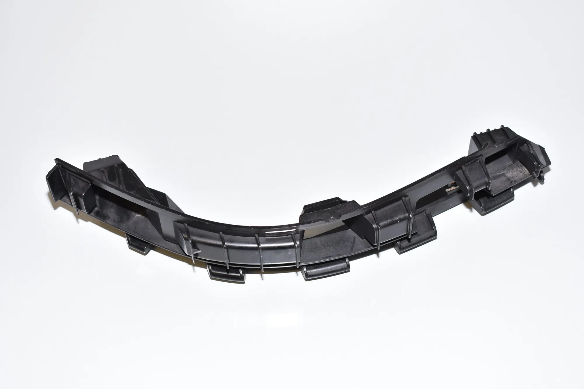 Rear Left Bumper Bracket – OEM 7123797 · BMW 7 (E65, E66, E67) BMW 7 (E65, E66, E67) 745 d 2005