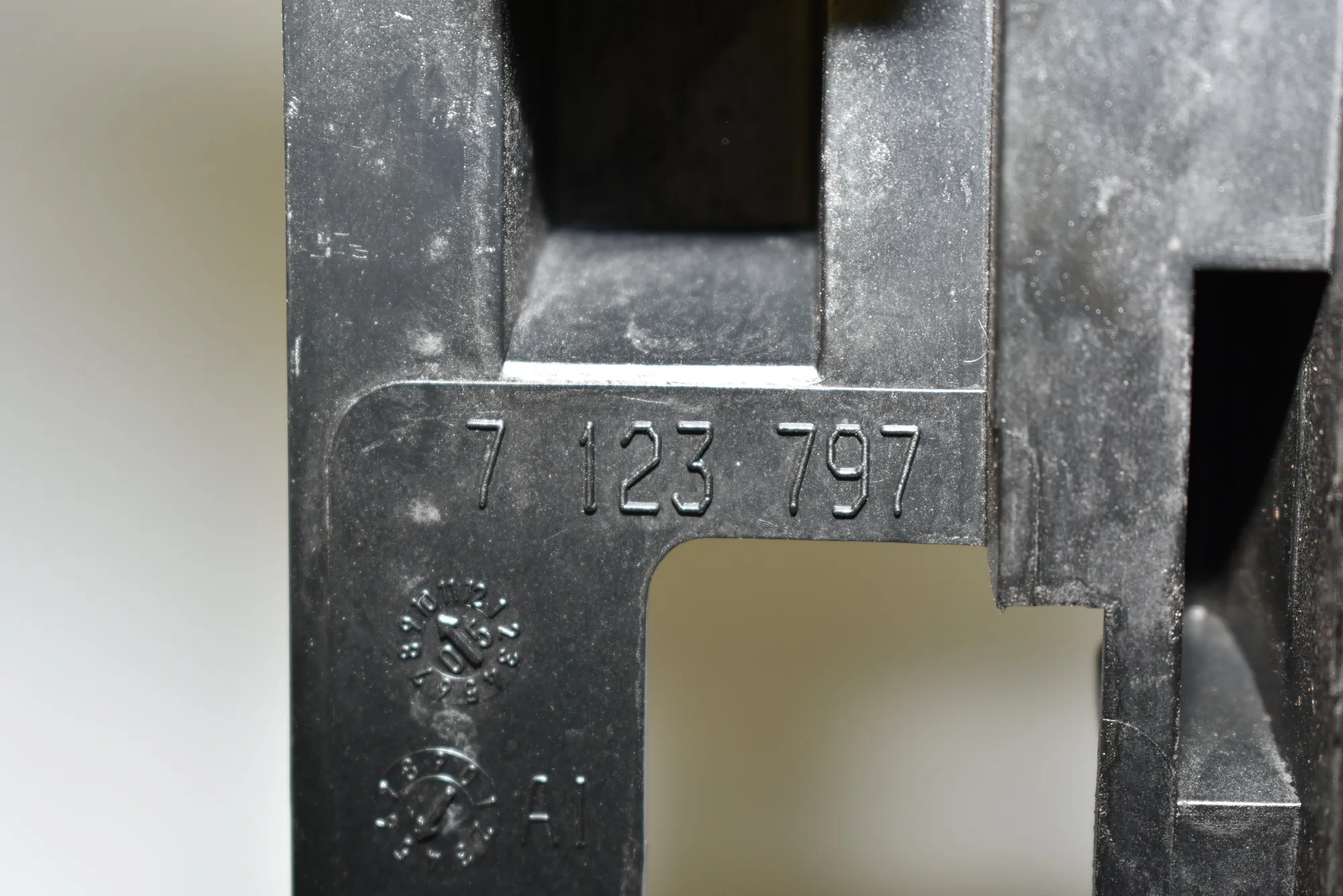 Rear Left Bumper Bracket – OEM 7123797 · BMW 7 (E65, E66, E67) BMW 7 (E65, E66, E67) 745 d 2005 – 4