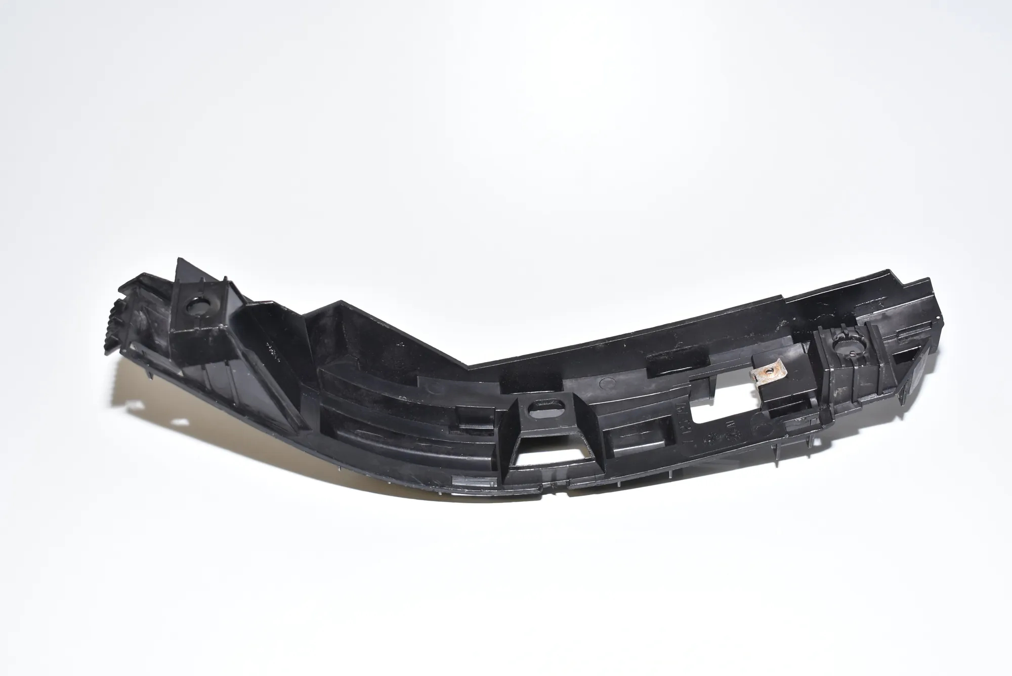 Rear Left Bumper Bracket – OEM 7123797 · BMW 7 (E65, E66, E67) BMW 7 (E65, E66, E67) 745 d 2005 – 3
