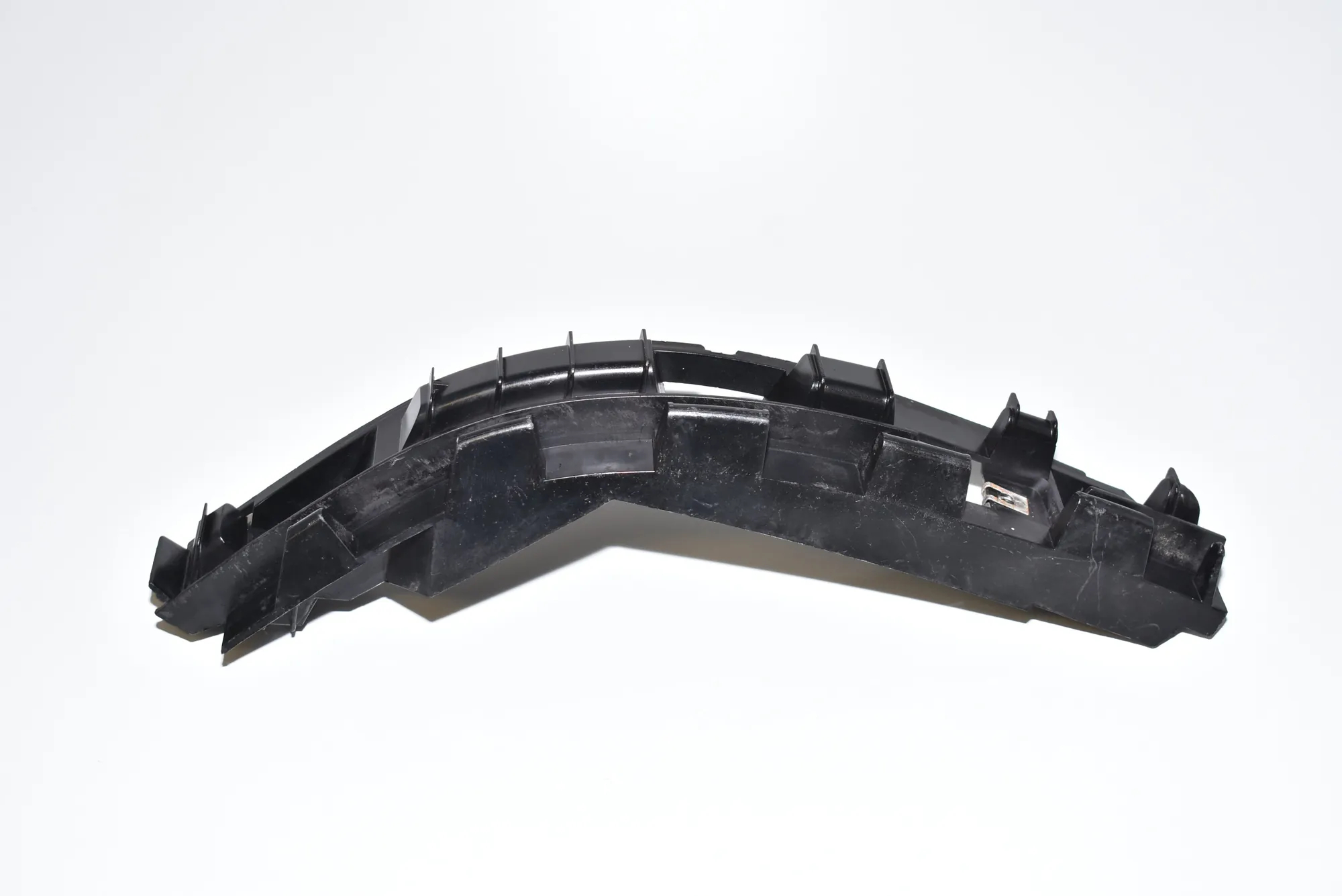 Rear Left Bumper Bracket – OEM 7123797 · BMW 7 (E65, E66, E67) BMW 7 (E65, E66, E67) 745 d 2005 – 2