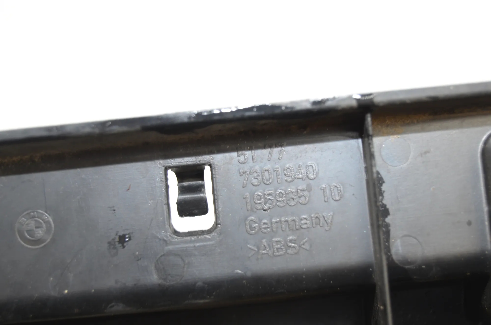 Sideskirt Bracket – OEM 7301940 · BMW 2 Gran Tourer (F46) 216 i 2018 – 5