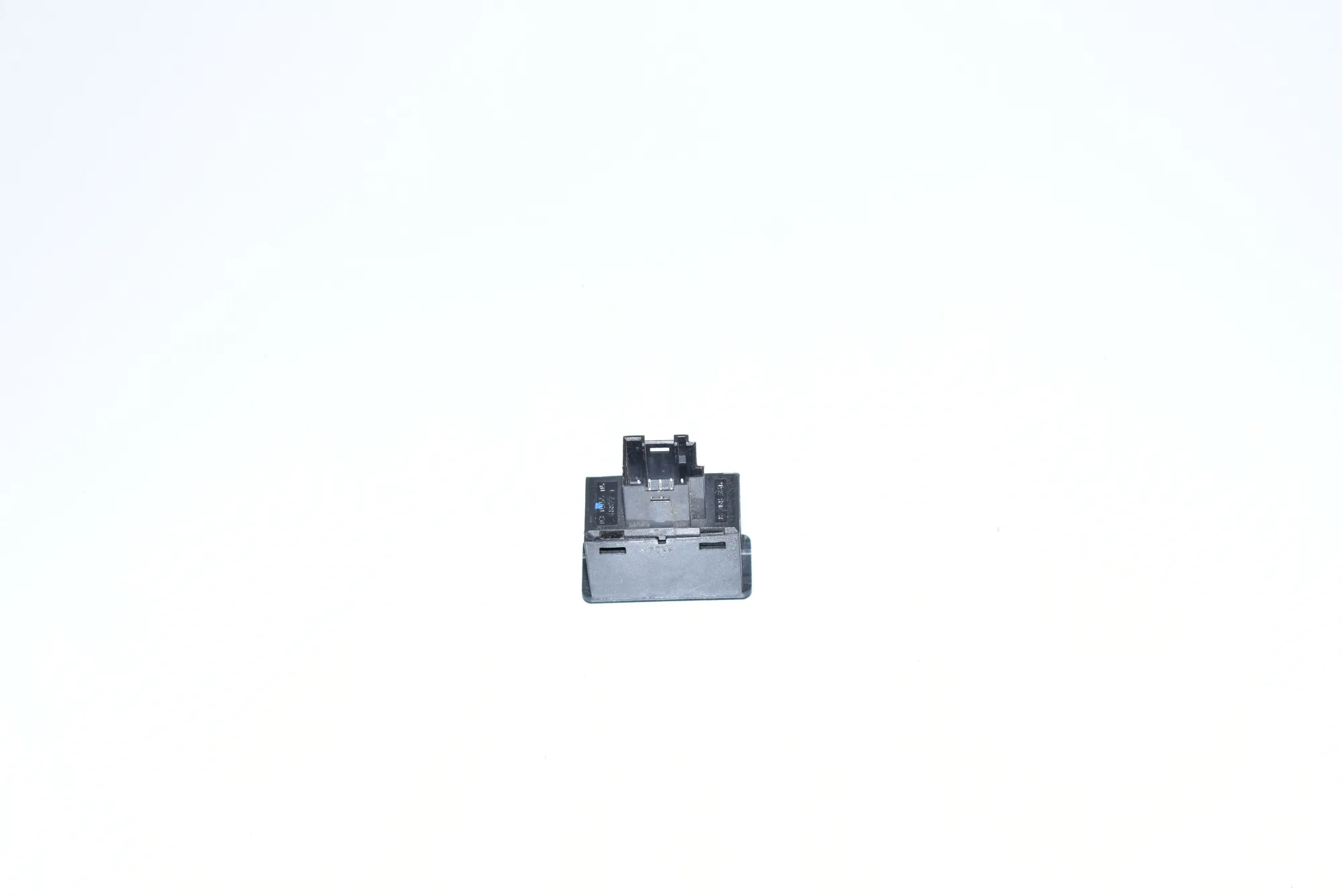 USB/AUX-In Socket Port – OEM 8368346 · BMW X5 (E53) BMW X5 (E53) 4.6 is 2002 – 3