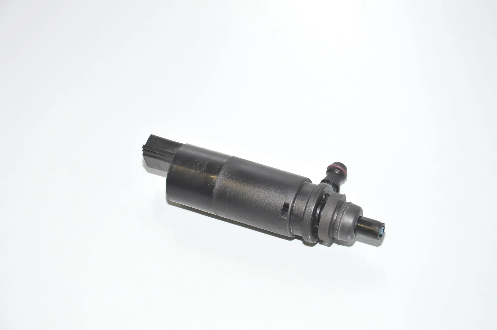 Washer Tank Motor – OEM 8377613 · BMW 5 (E39) BMW 5 (E39) 525 d 2003 – 3