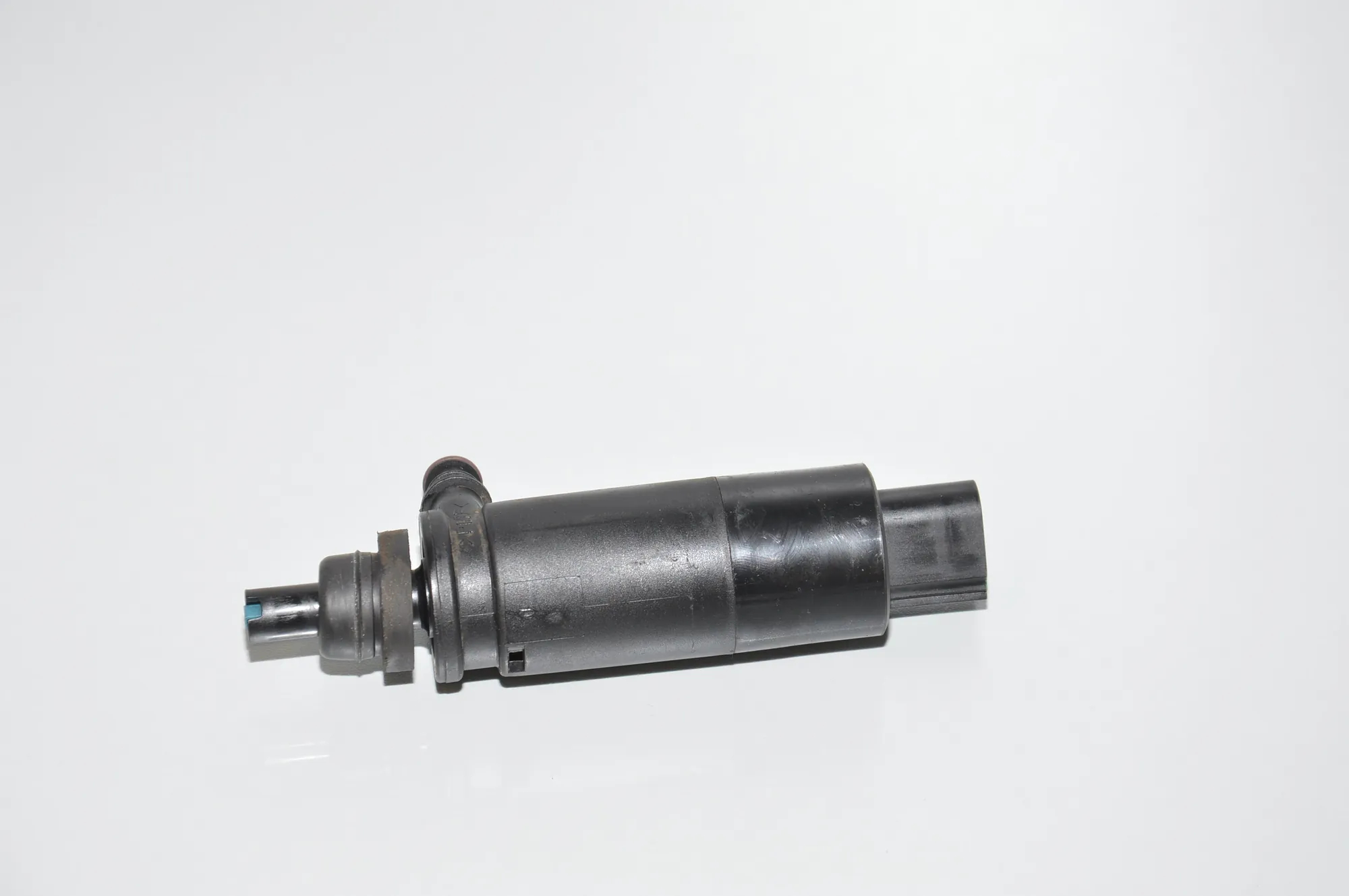 Washer Tank Motor – OEM 8377613 · BMW 5 (E39) BMW 5 (E39) 525 d 2003
