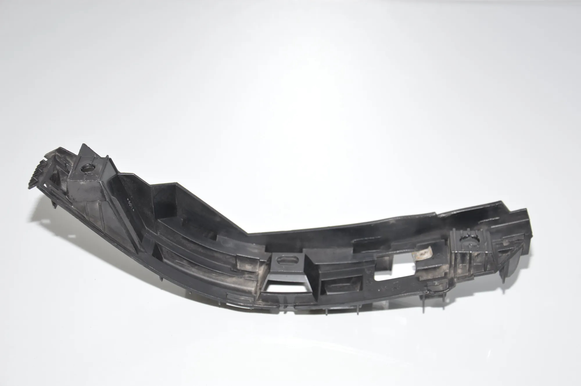 Rear Left Bumper Bracket – OEM 7123797 · BMW 7 (E65, E66, E67) BMW 7 (E65, E66, E67) 730 d 2005 – 2