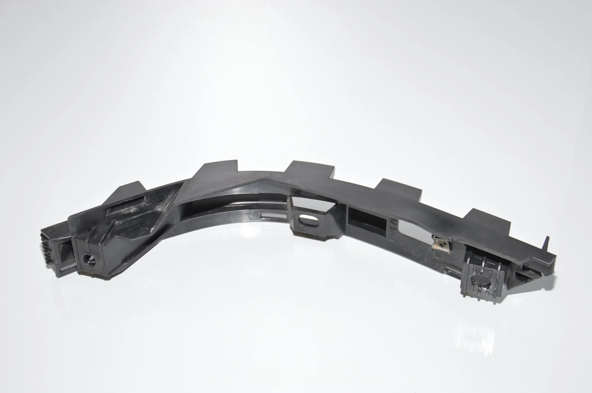 Rear Left Bumper Bracket – OEM 7123797 · BMW 7 (E65, E66, E67) BMW 7 (E65, E66, E67) 730 d 2005