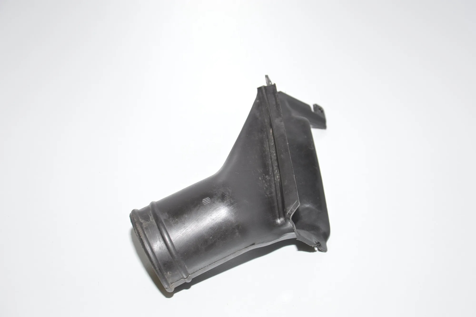 Air Intake Tube – OEM 8160855 · BMW 5 (E39) BMW 5 (E39) 520 d 2000