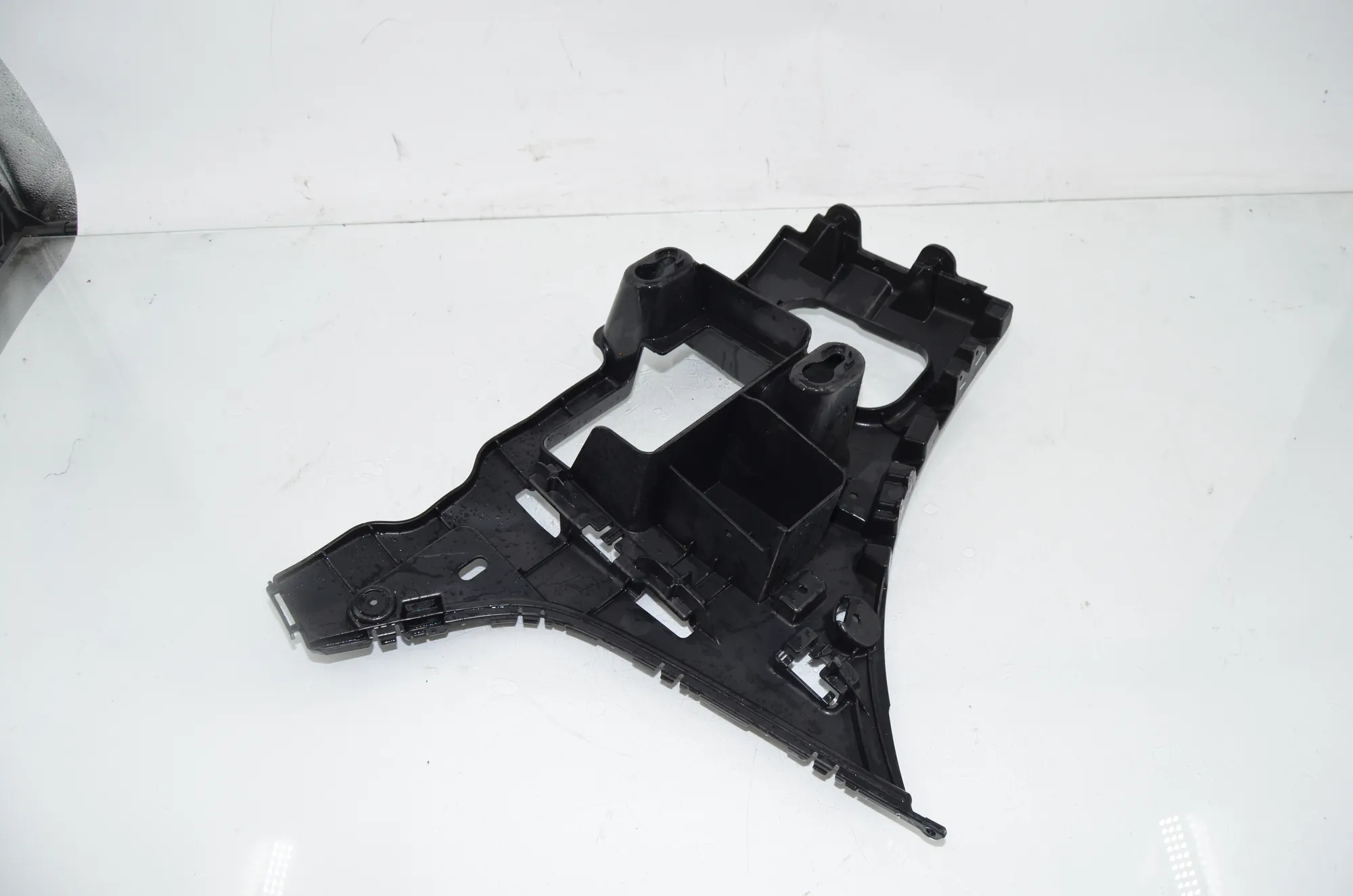 Rear Right Bumper Bracket – OEM 7318754 · BMW 2 Gran Tourer (F46) 216 i 2018 – 4