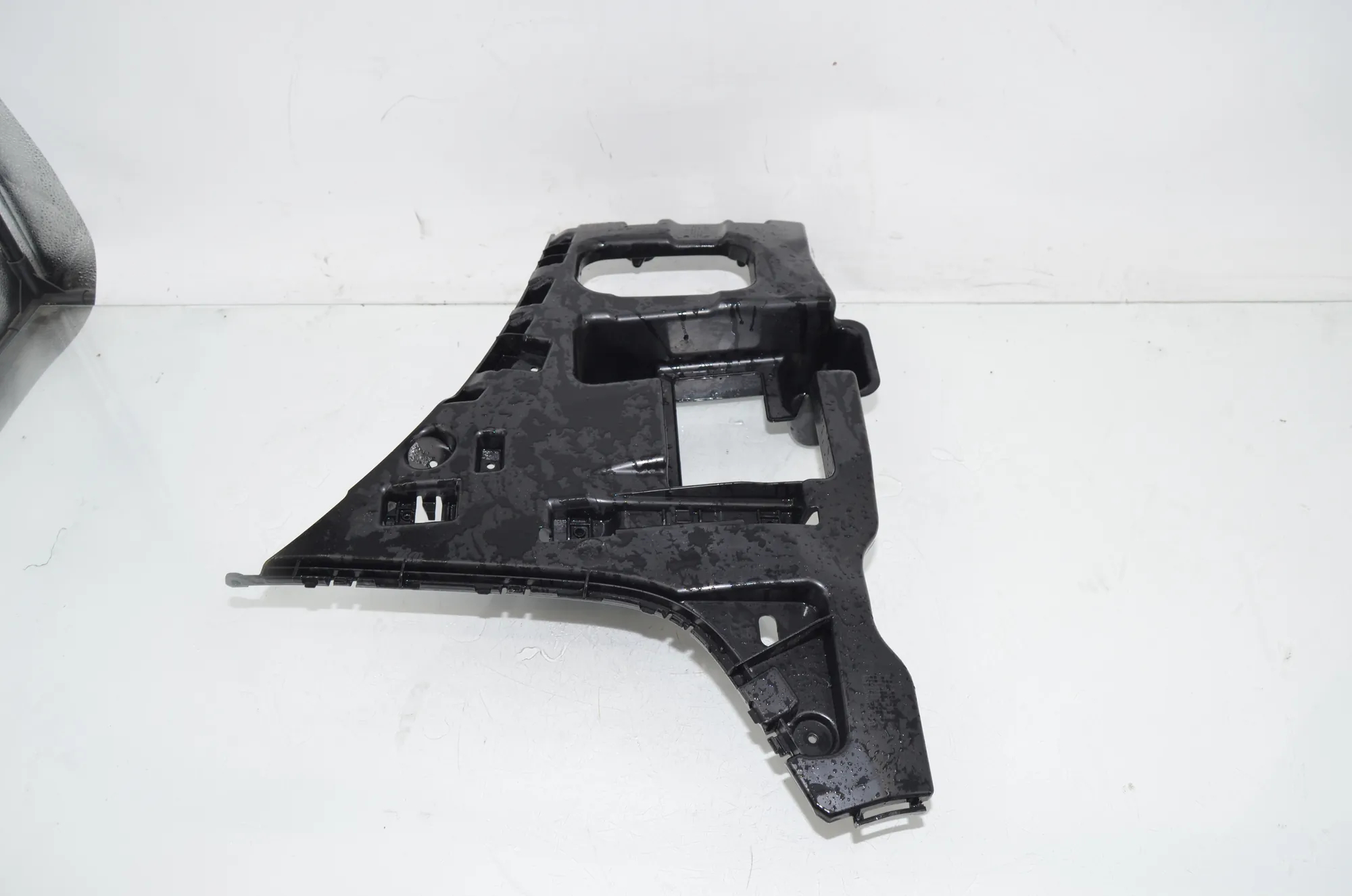 Rear Right Bumper Bracket – OEM 7318754 · BMW 2 Gran Tourer (F46) 216 i 2018 – 2