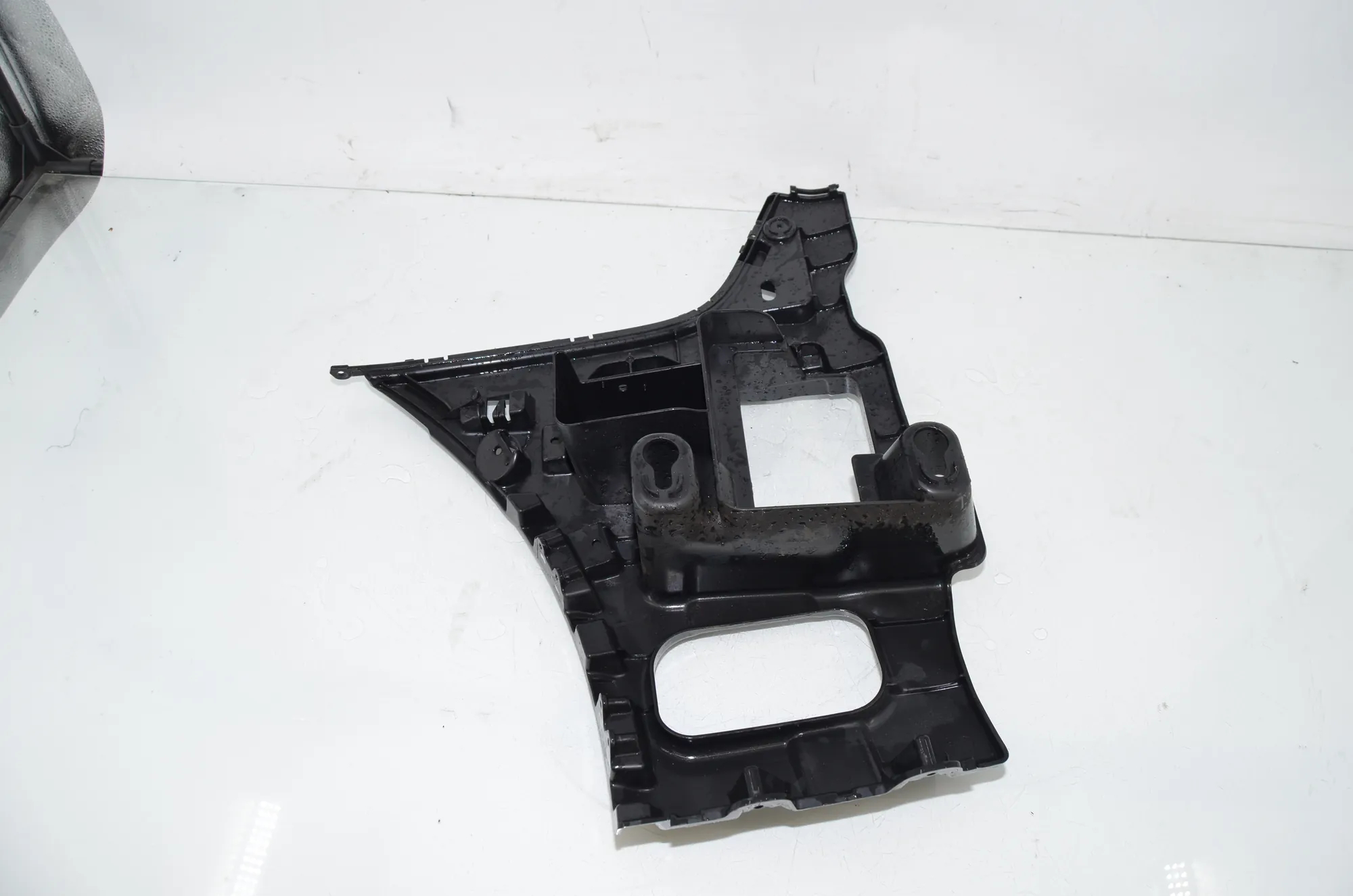 Rear Right Bumper Bracket – OEM 7318754 · BMW 2 Gran Tourer (F46) 216 i 2018 – 3