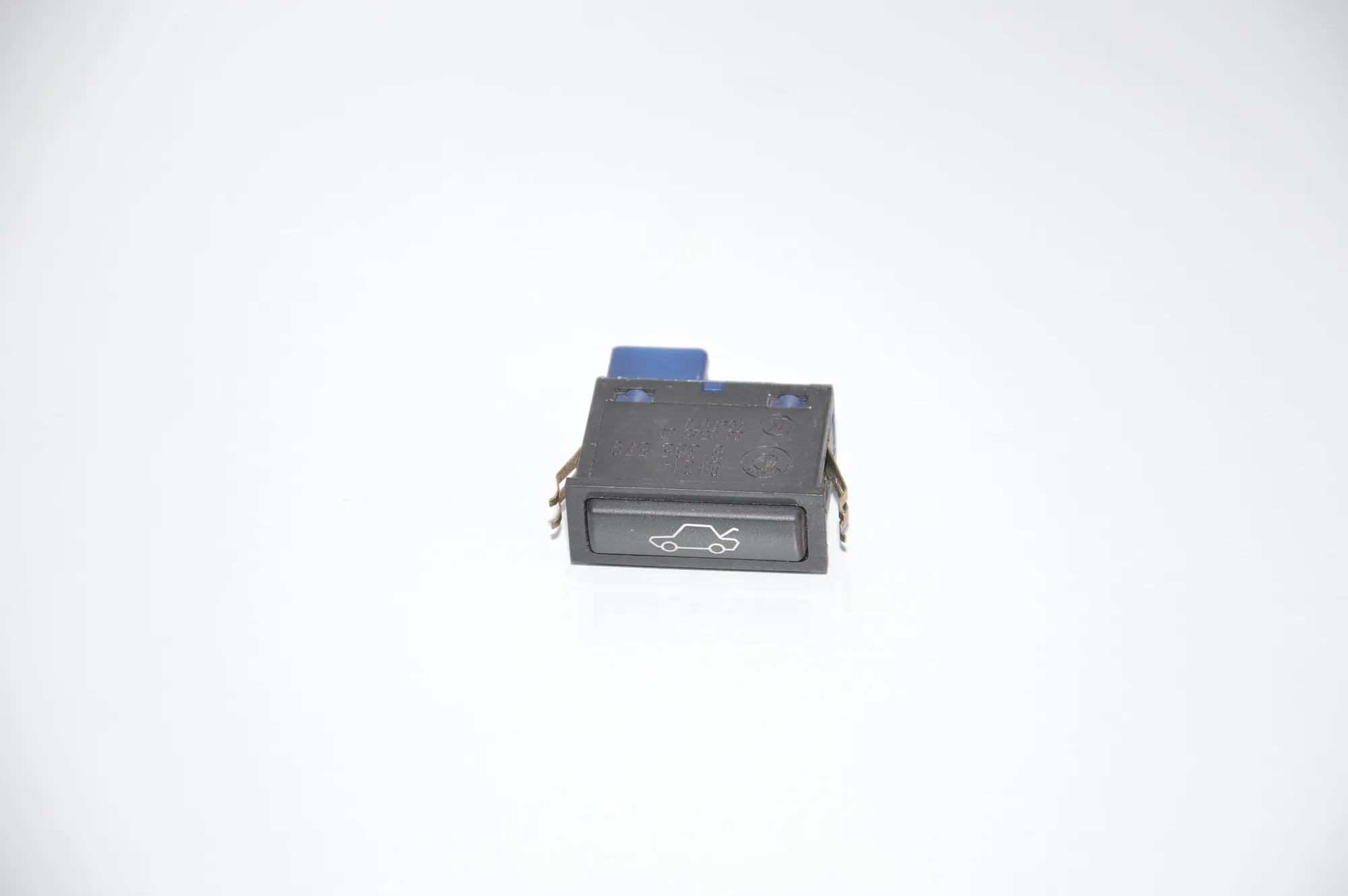 Tailgate Open Switch – OEM 8365579 · BMW 7 (E38) BMW 7 (E38) 725 tds 1998