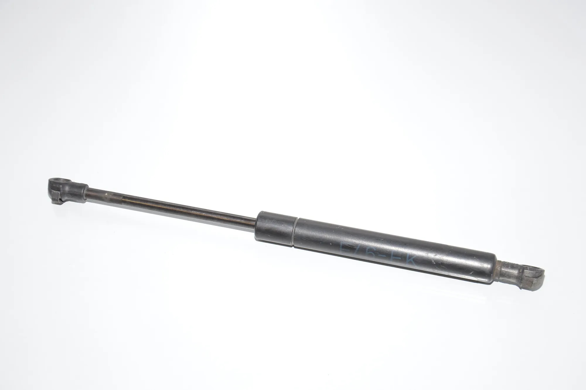 Front Left Bonnet Strut – OEM 8202688 · BMW 3 Coupe (E46) BMW 3 Coupe (E46) 316 Ci 2000