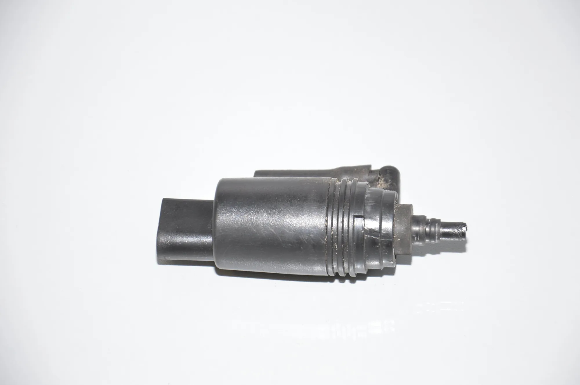 Washer Tank Motor – OEM 8377612 · BMW Z8 Roadster (E52) BMW Z8 Roadster (E52) 4.9 2000 – 3
