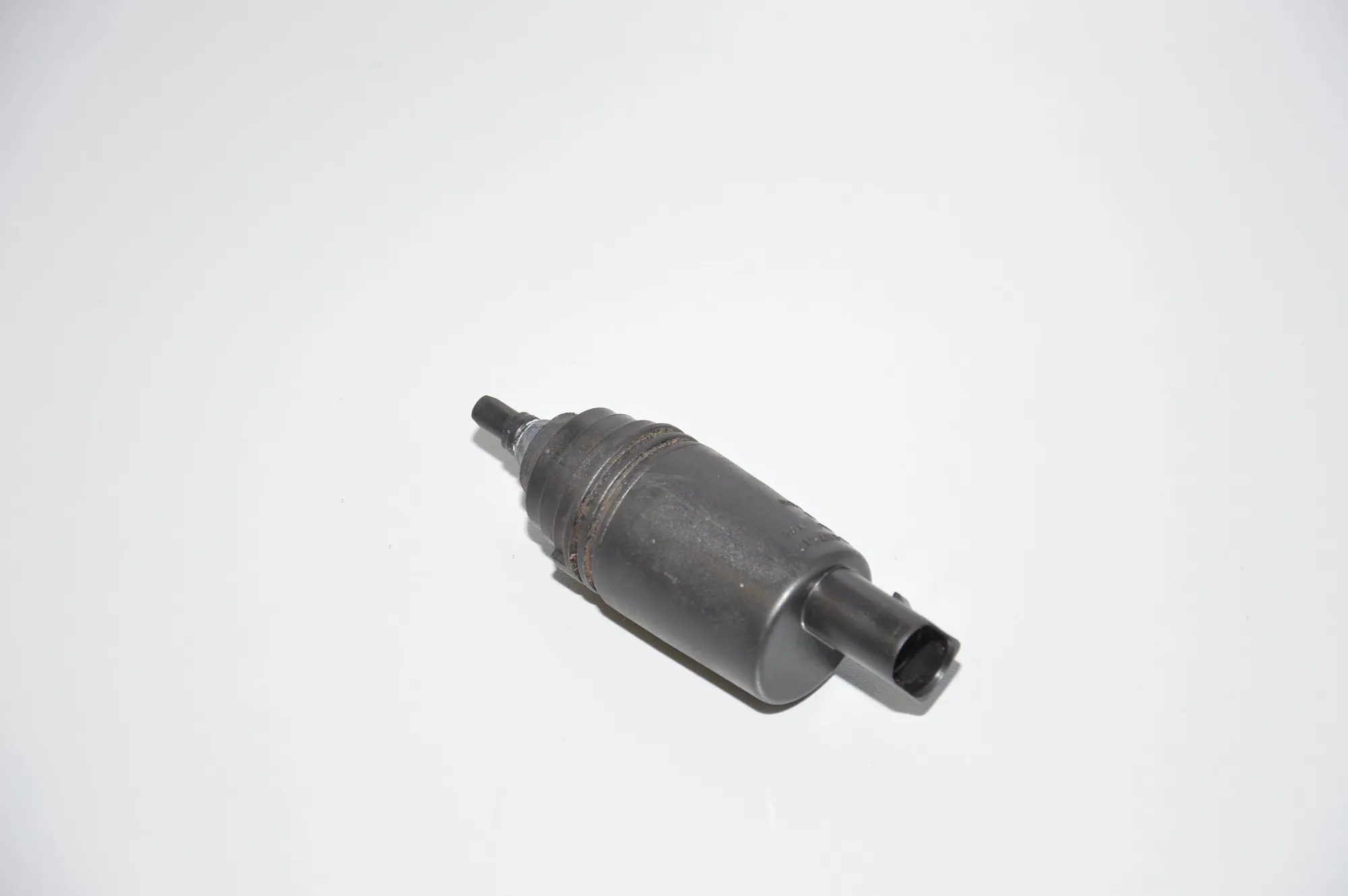 Washer Tank Motor – OEM 8377612 · BMW Z8 Roadster (E52) BMW Z8 Roadster (E52) 4.9 2000